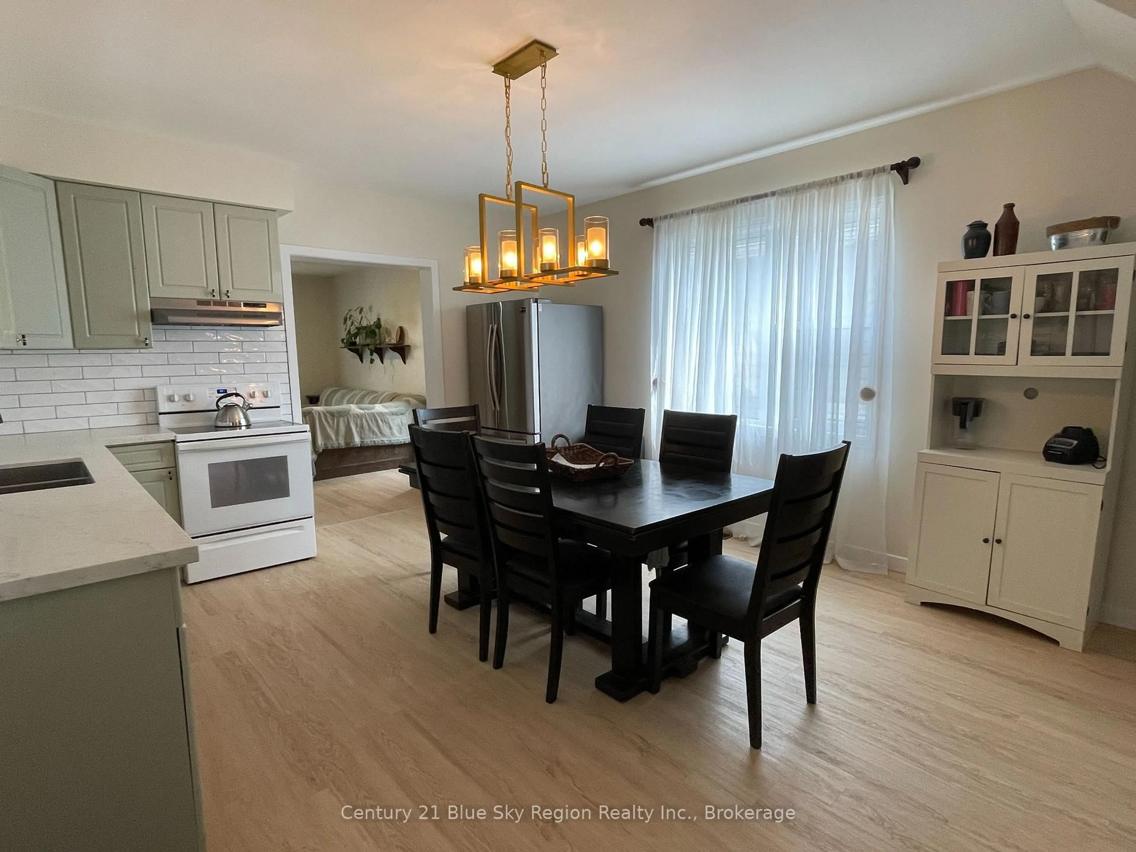 Open concept kitchen, wood/laminate floor for 953 FERGUSON Ave, North Bay Ontario P1B 1Y2