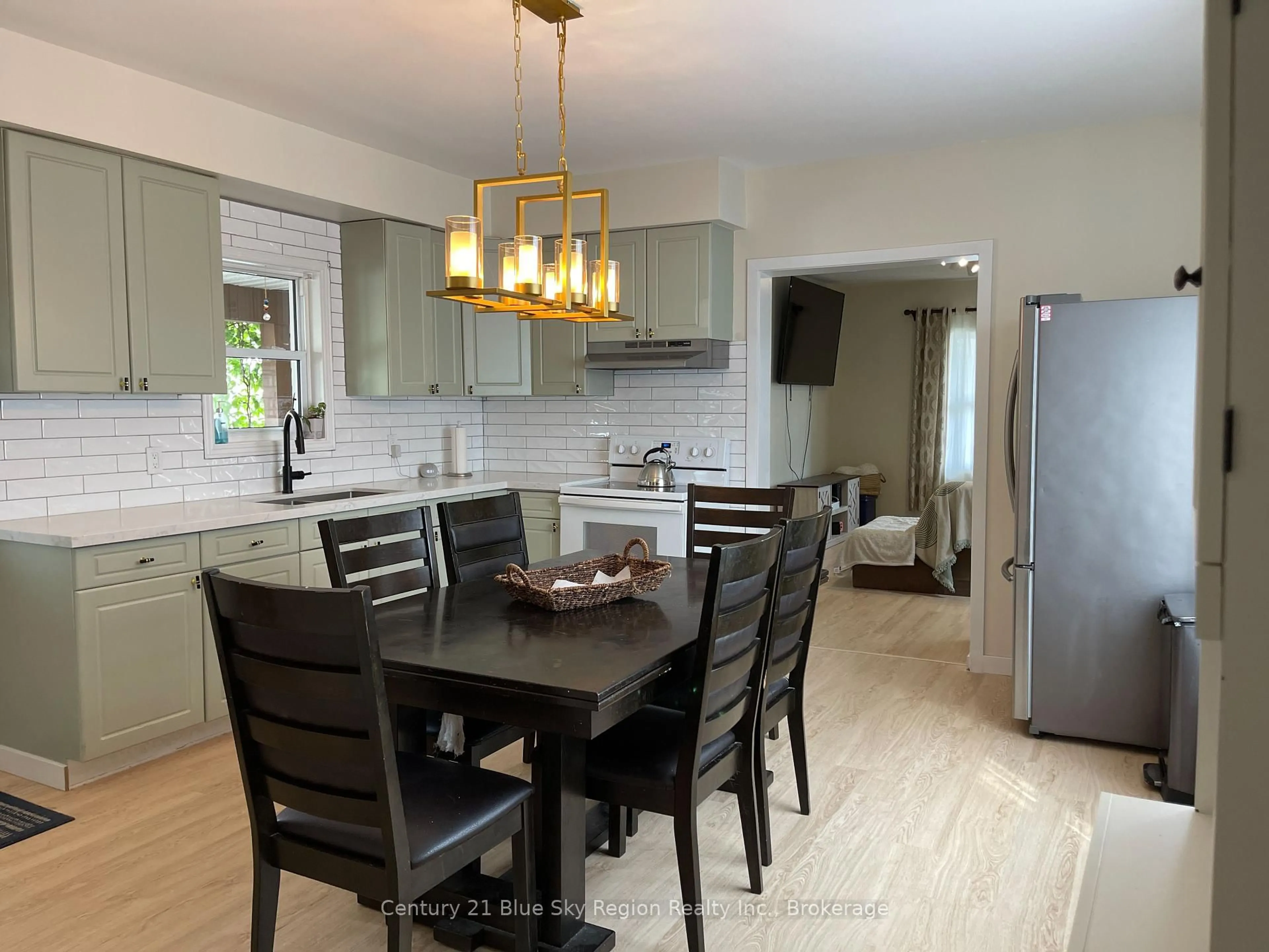 Open concept kitchen, wood/laminate floor for 953 FERGUSON Ave, North Bay Ontario P1B 1Y2