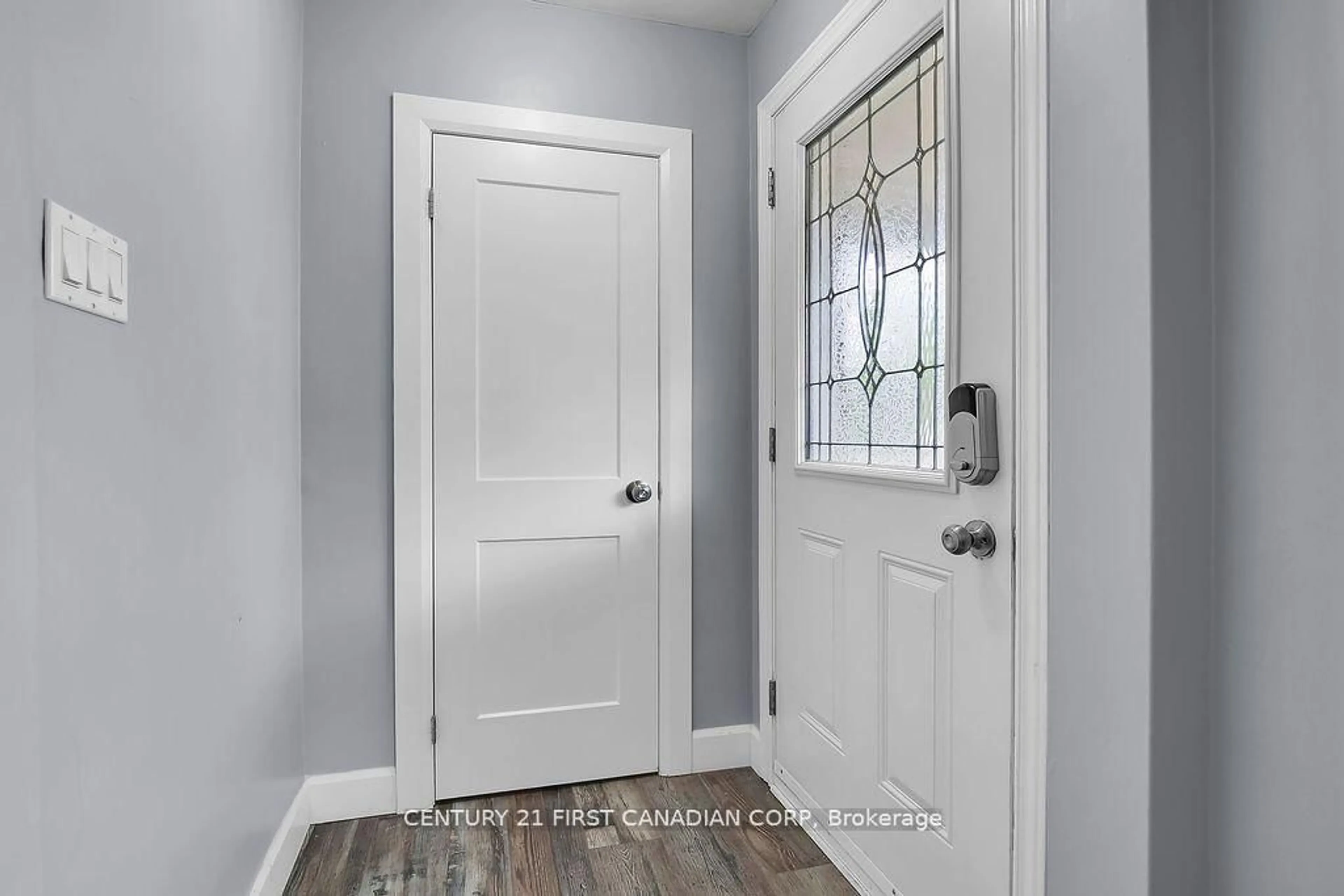 Indoor entryway for 454 Salisbury St, London East Ontario N5Y 3B2