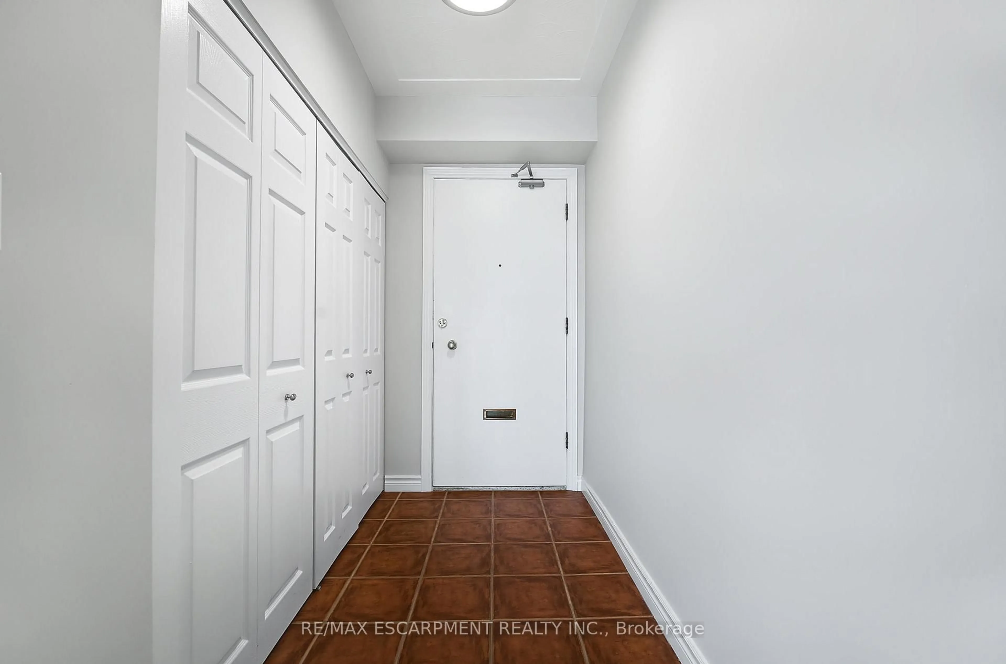 Indoor entryway for 8 Woodman Dr #708, Hamilton Ontario L8K 4C9