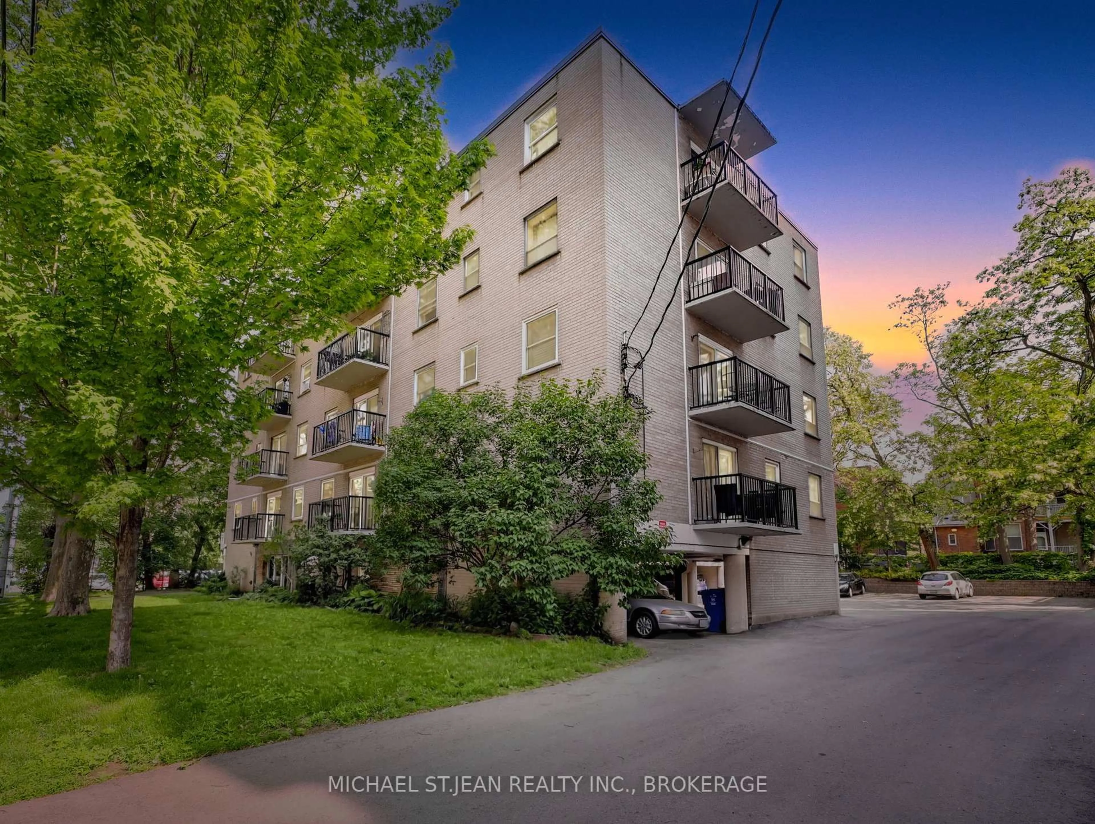 A pic from outside/outdoor area/front of a property/back of a property/a pic from drone, street for 40 Robinson St #307, Hamilton Ontario L8P 1Y9