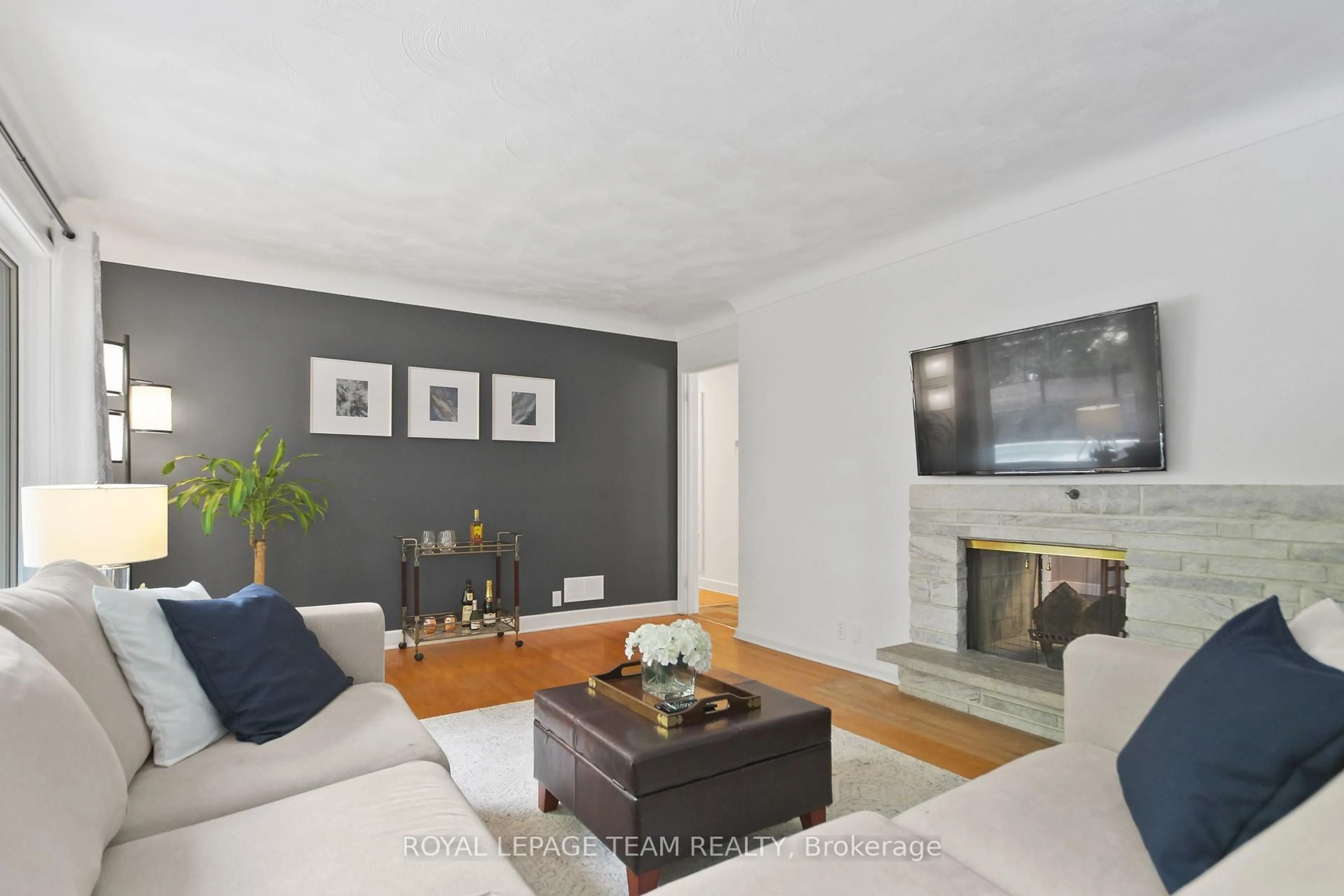 Living room with furniture, wood/laminate floor for 2176 Woodcrest Rd, Ottawa Ontario K1H 6H8