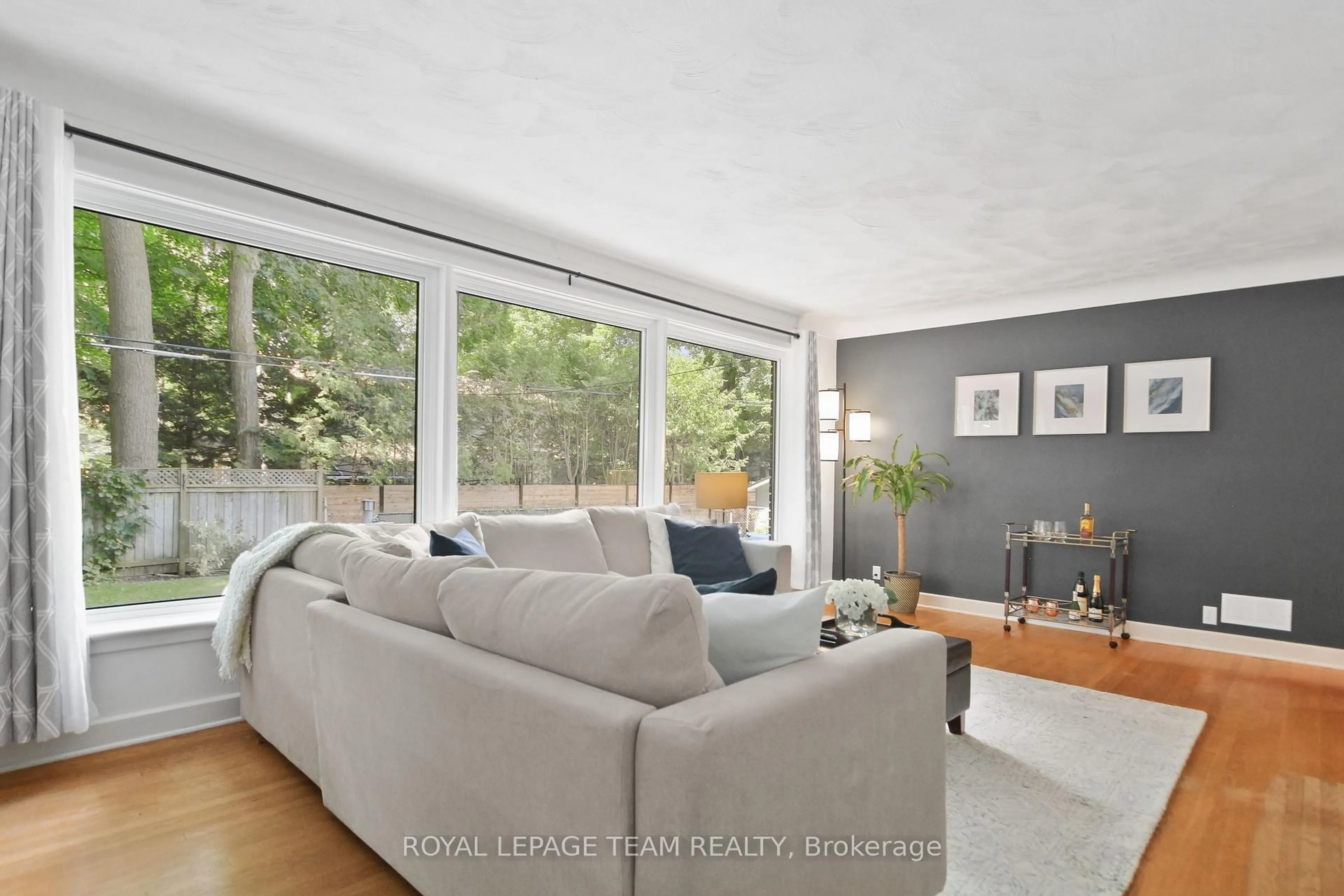 Living room with furniture, unknown for 2176 Woodcrest Rd, Ottawa Ontario K1H 6H8