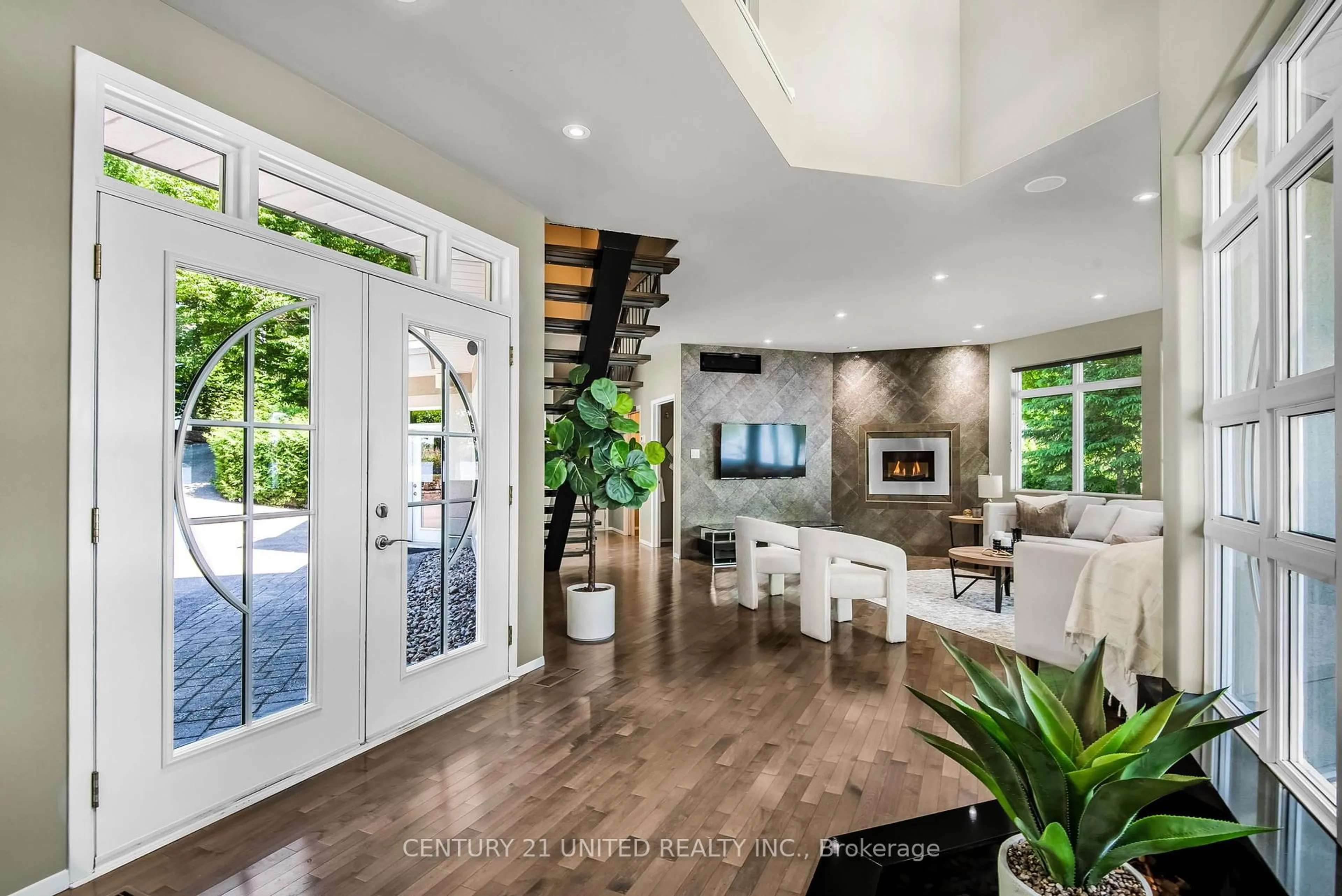 Indoor entryway for 75 Darling Dr, Selwyn Ontario K0L 2W0