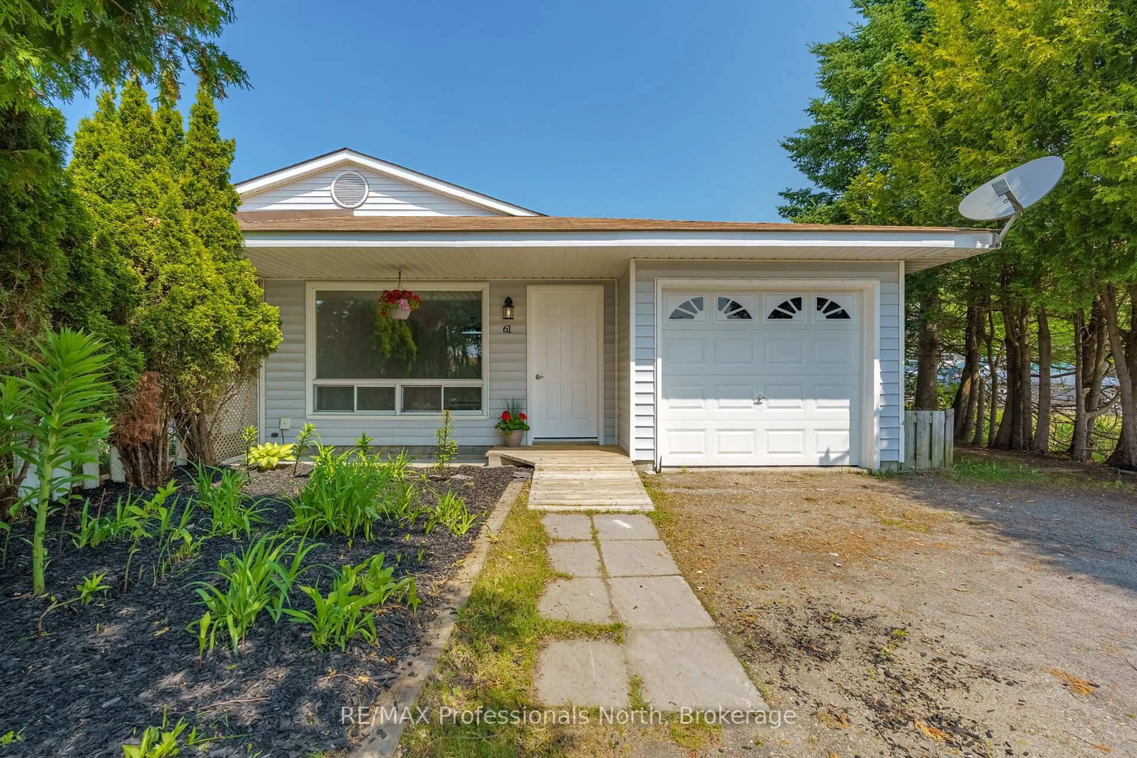Home with vinyl exterior material, street for 61 Balls Dr, Bracebridge Ontario P1L 1N8