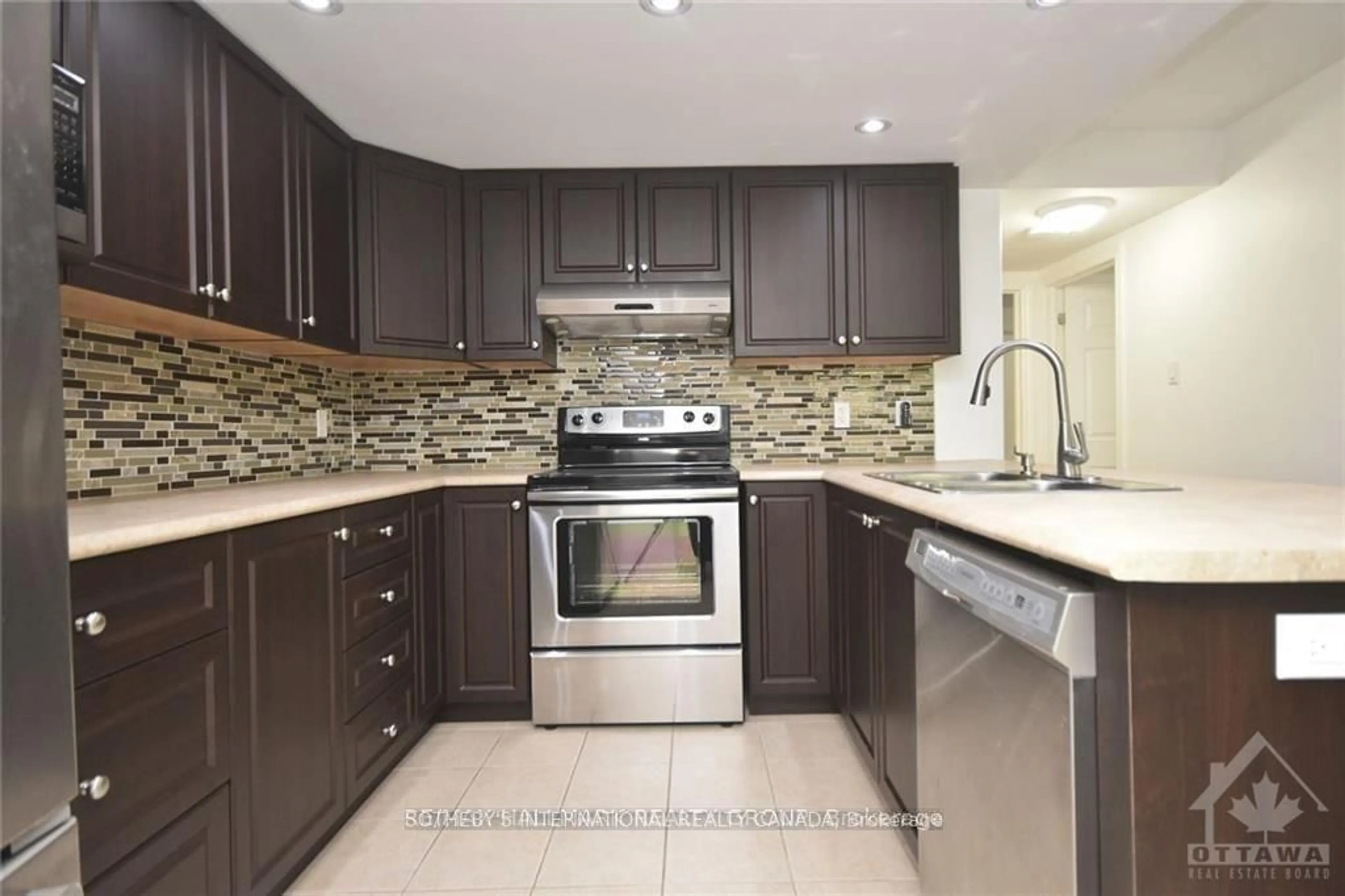Standard kitchen, ceramic/tile floor for 1238 Marenger St #18, Ottawa Ontario K1C 1S2