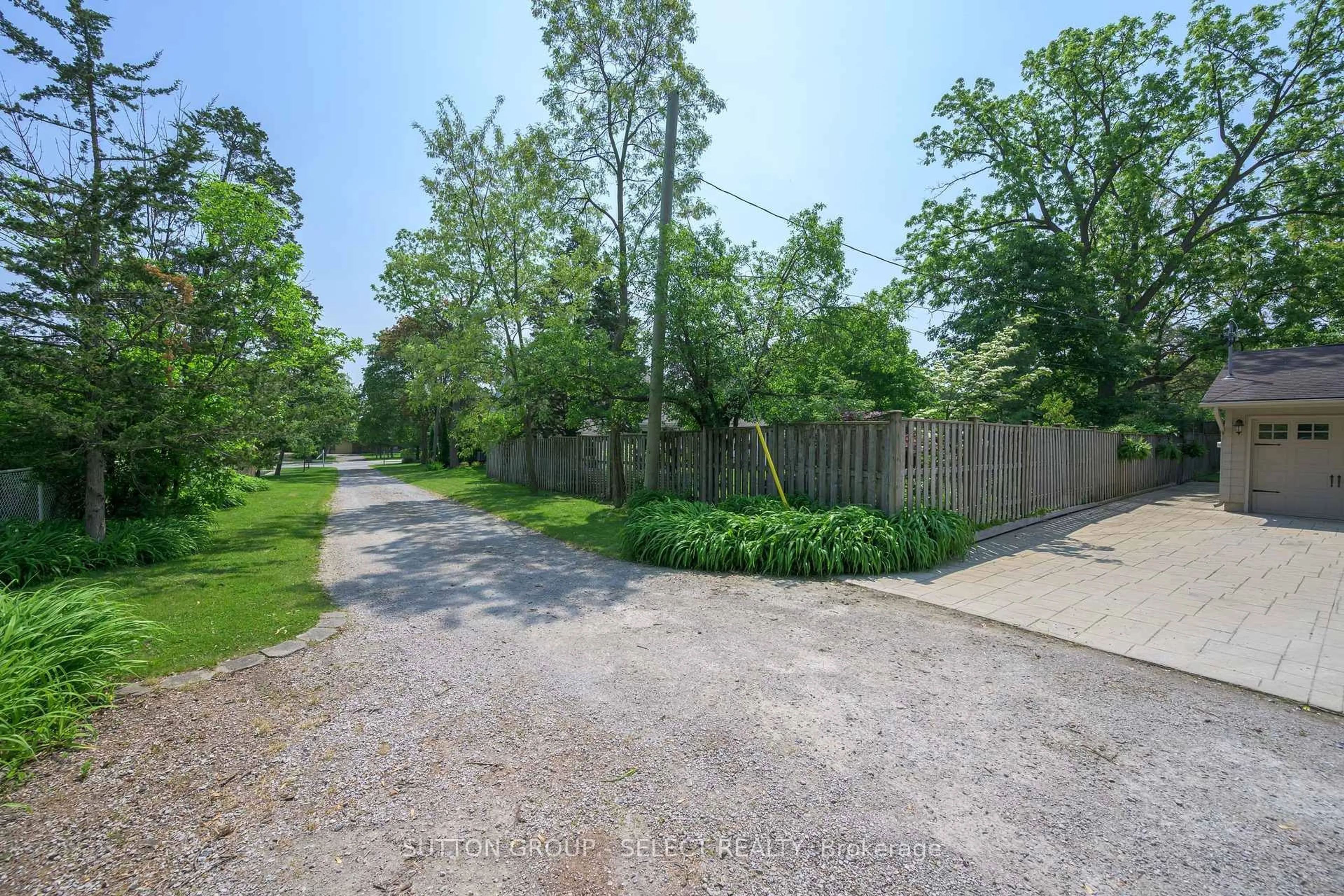 A pic from outside/outdoor area/front of a property/back of a property/a pic from drone, street for 515 Upper Queen St, London South Ontario N6C 3T8