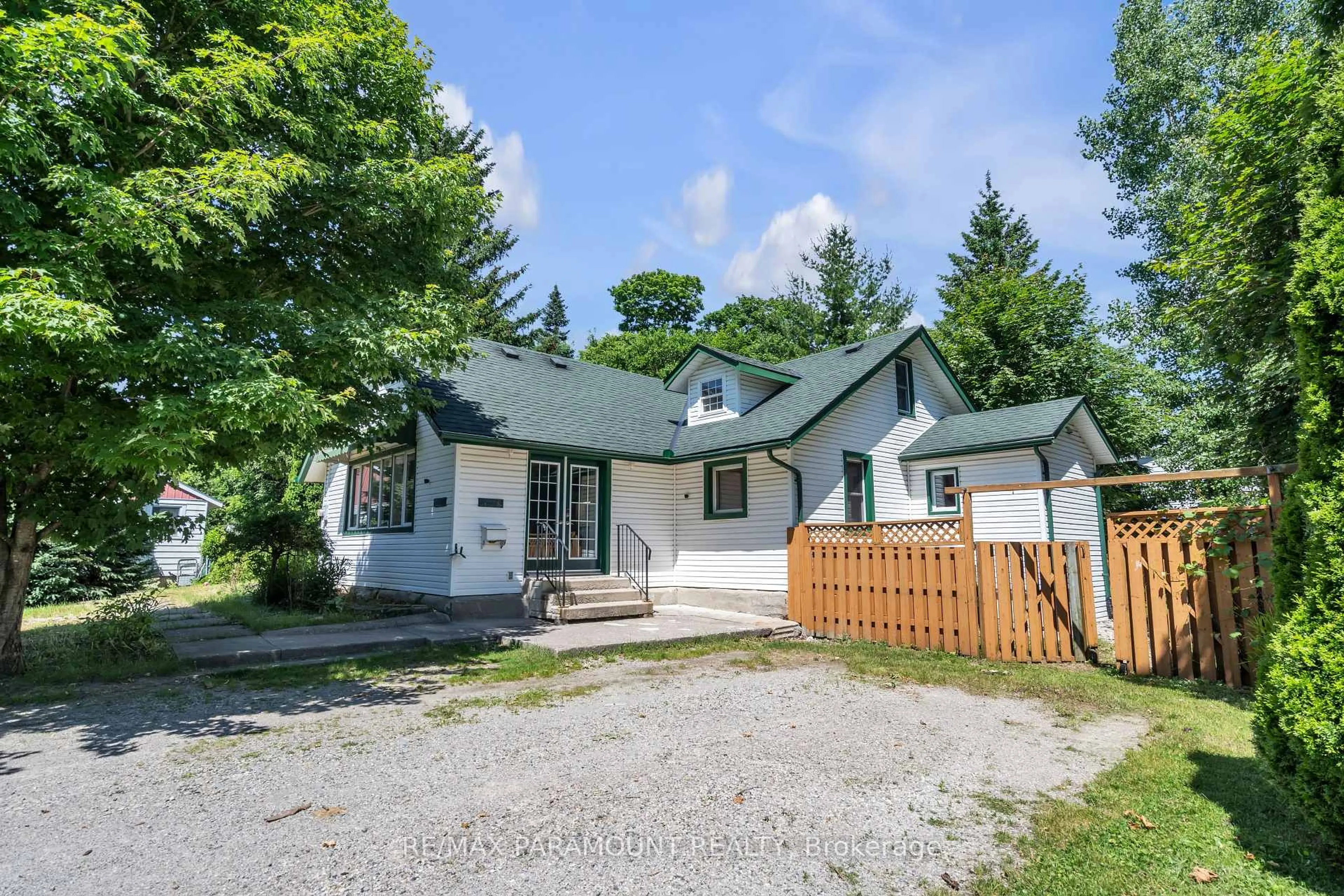 A pic from outside/outdoor area/front of a property/back of a property/a pic from drone, unknown for 1778 Parkhurst Ave, London East Ontario N5V 2C3