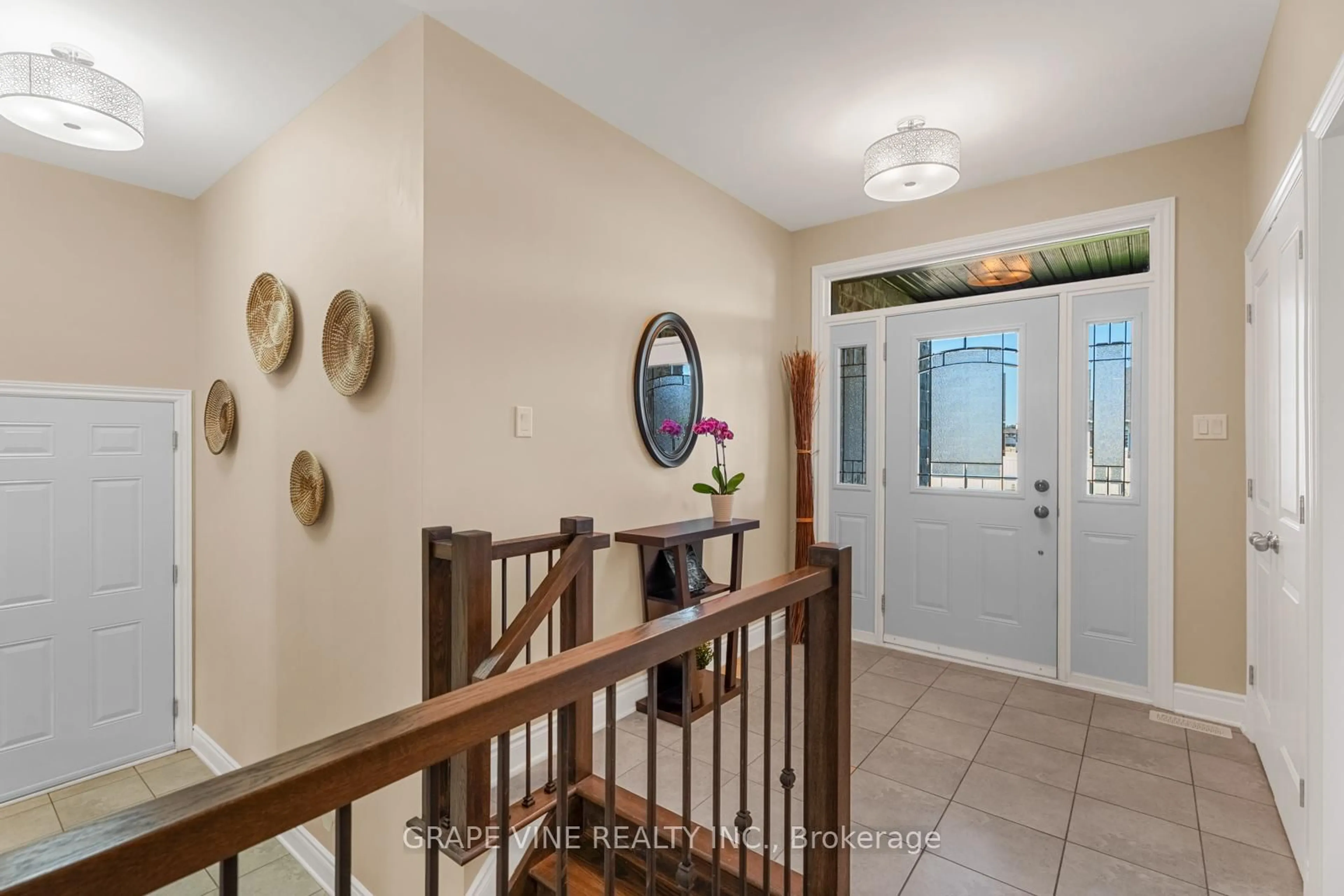 Indoor entryway for 274 Pioneer Rd, Russell Ontario K4R 0C7