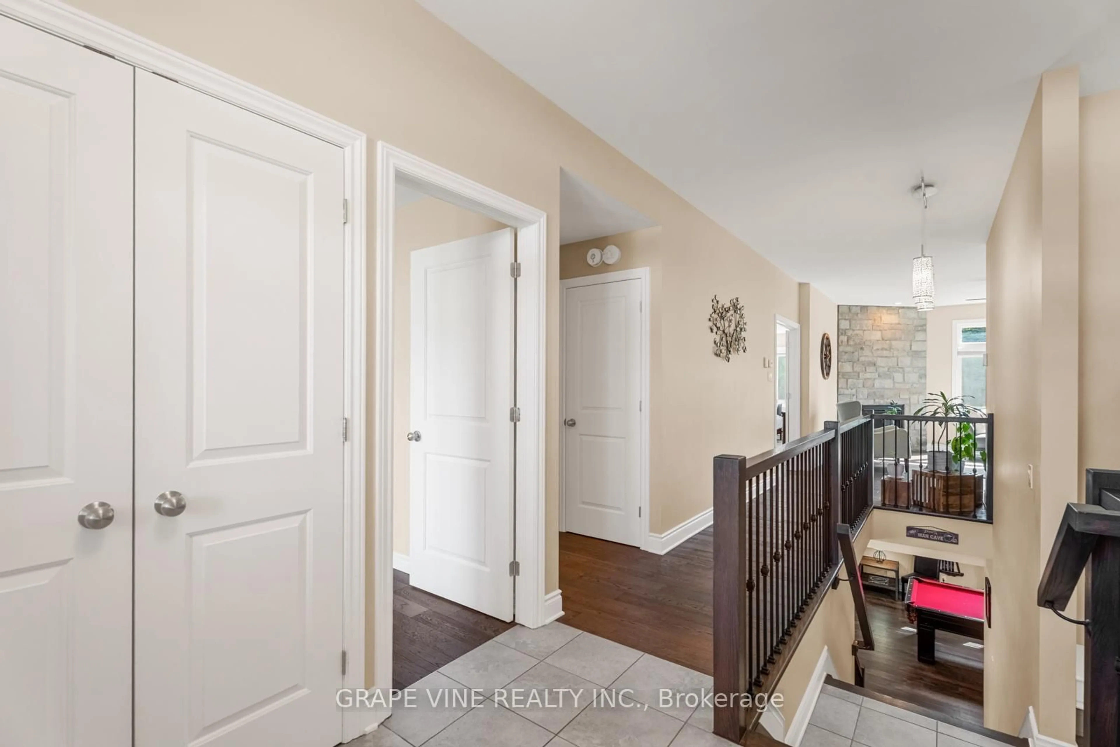Indoor entryway for 274 Pioneer Rd, Russell Ontario K4R 0C7