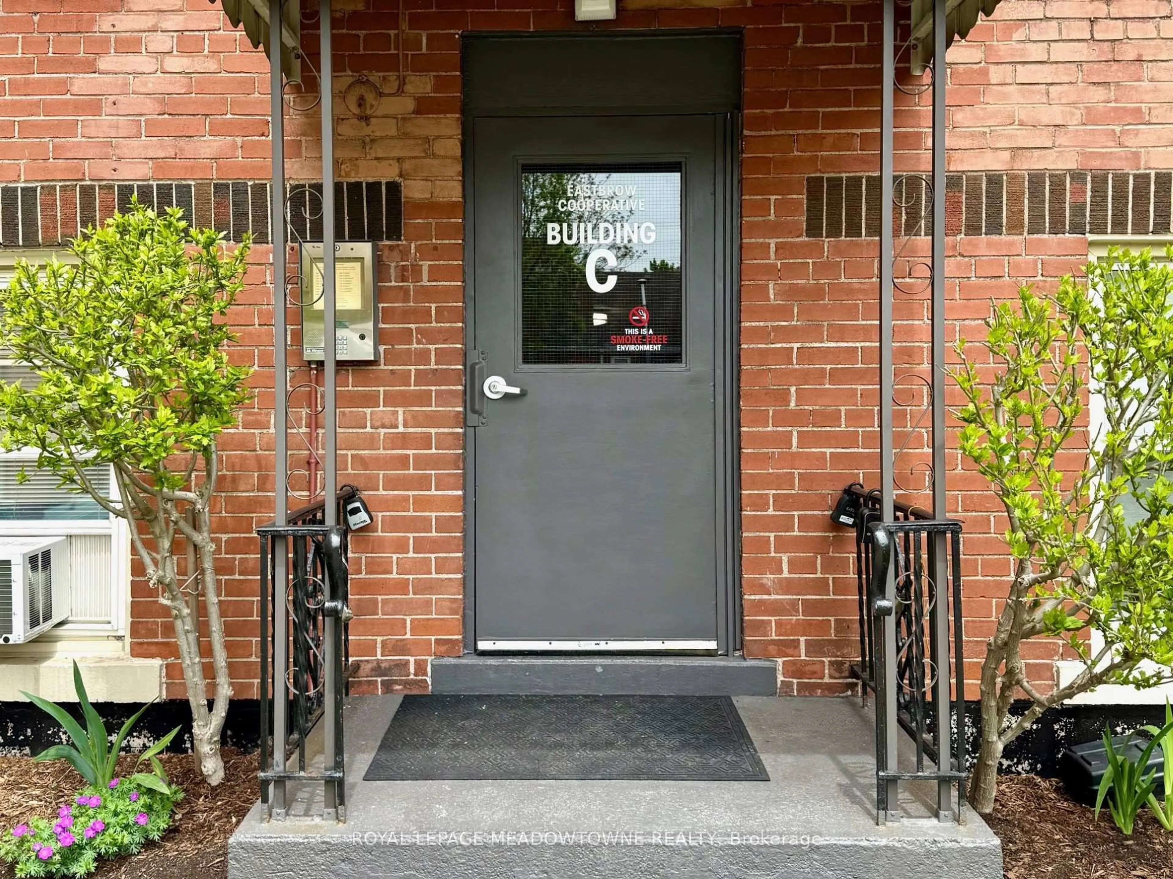 Indoor entryway for 5 East 36th St #407C, Hamilton Ontario L8V 3Y6