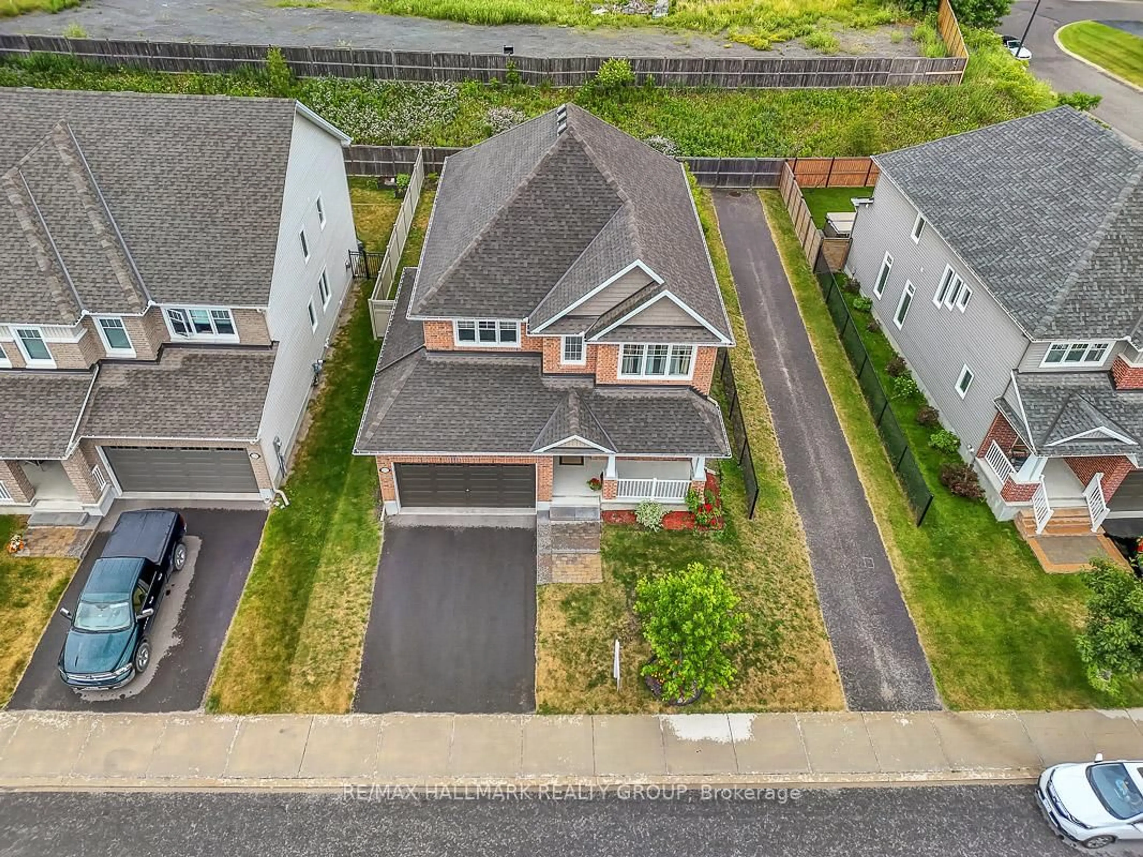 A pic from outside/outdoor area/front of a property/back of a property/a pic from drone, street for 594 Baie Des Castors St, Ottawa Ontario K4A 1E8
