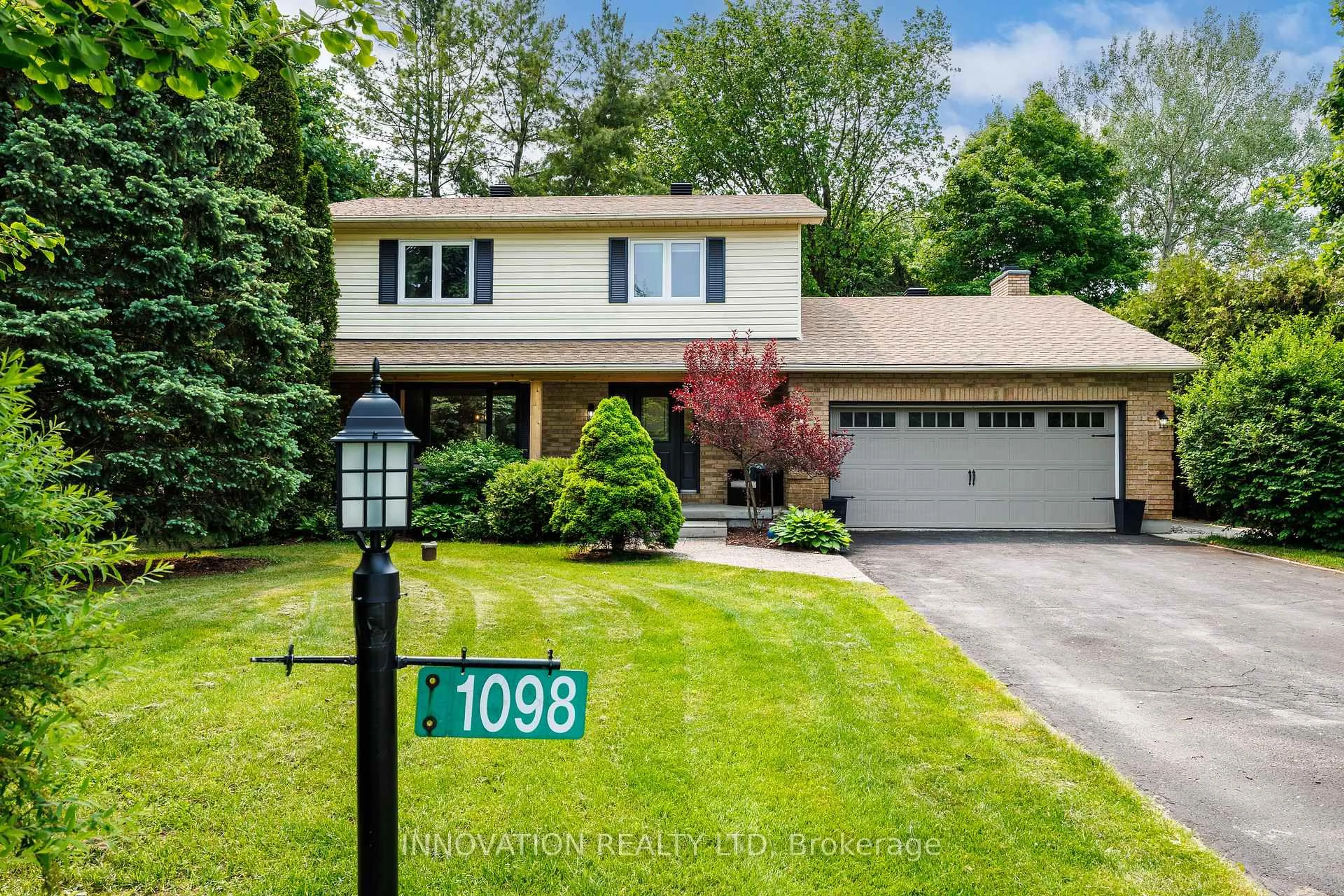 Home with vinyl exterior material, street for 1098 Cindy Hill Cres, Ottawa Ontario K4M 1E8