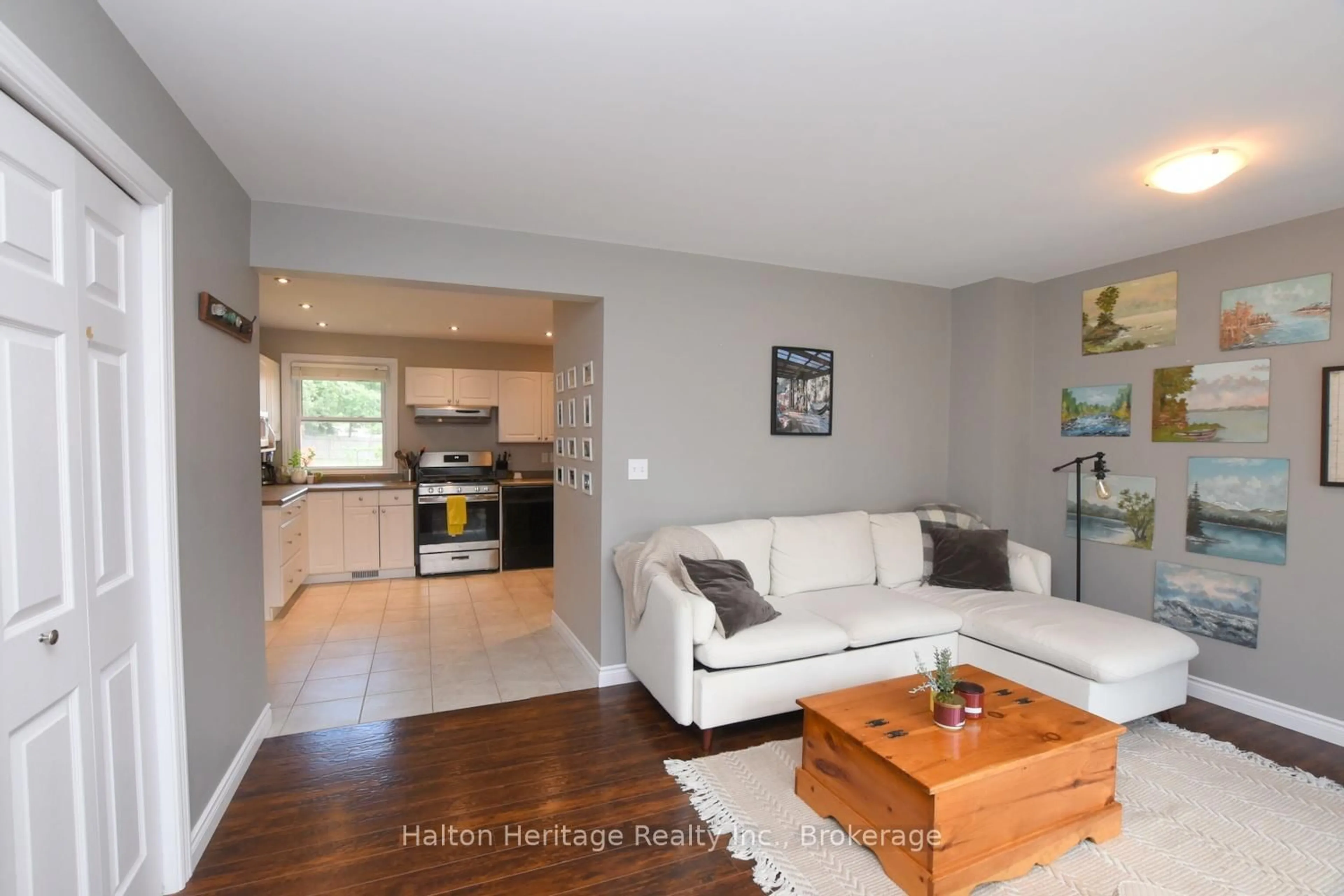 Living room with furniture, wood/laminate floor for 42 Seneca St, Haldimand Ontario N0A 1E0