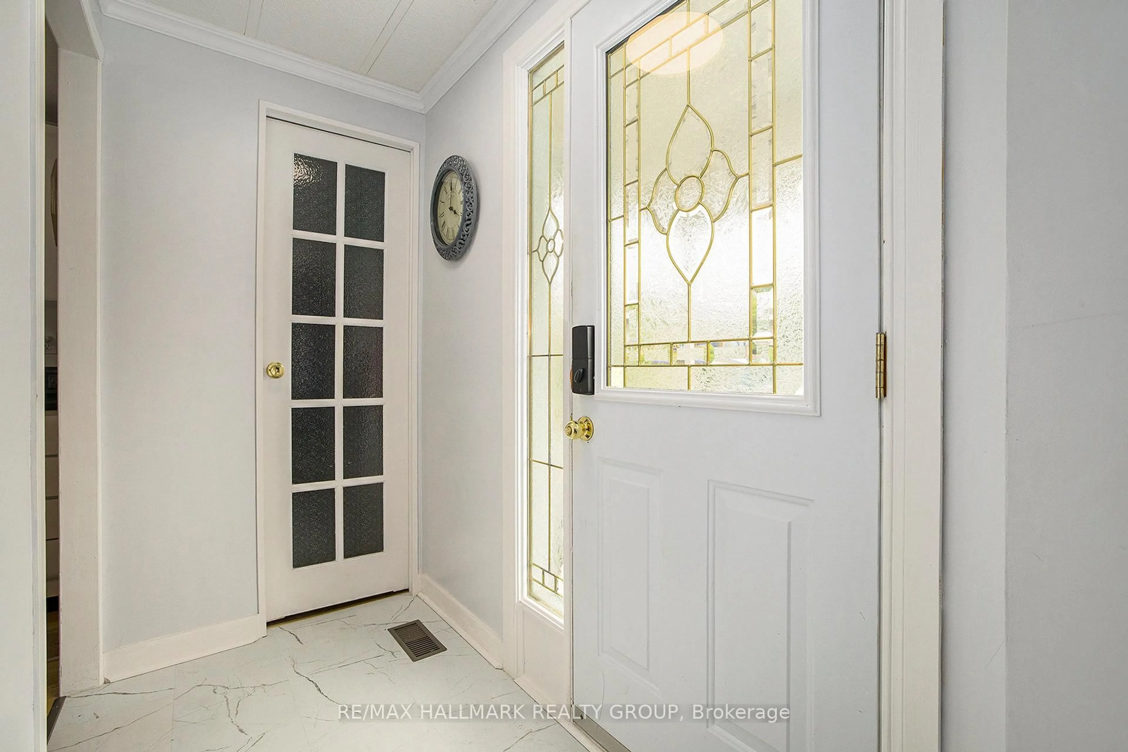 Indoor entryway for 12 Vanier Rd, Ottawa Ontario K2H 7P3