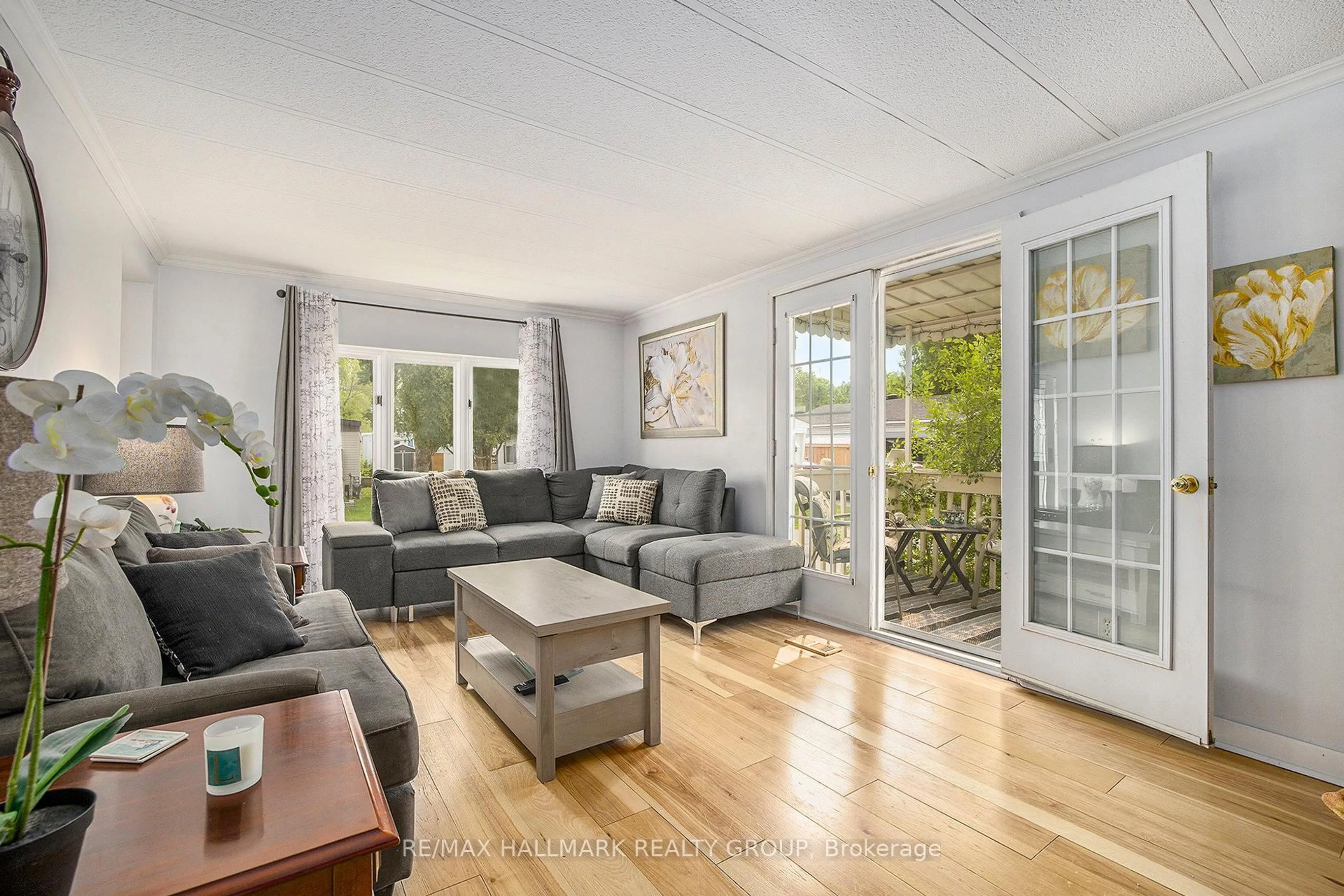 Living room with furniture, unknown for 12 Vanier Rd, Ottawa Ontario K2H 7P3