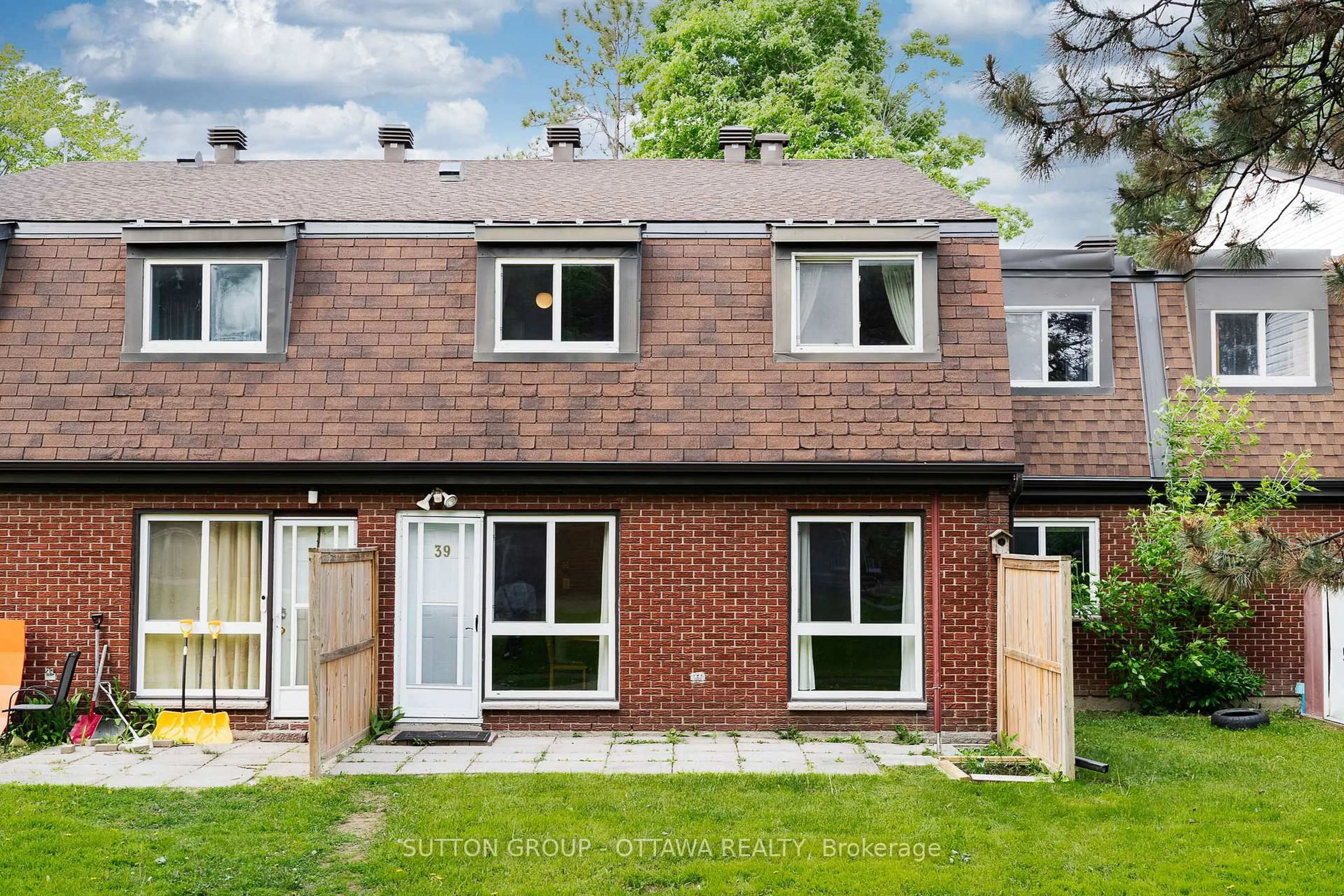 A pic from outside/outdoor area/front of a property/back of a property/a pic from drone, street for 1958 Jasmine Cres #39J, Ottawa Ontario K1J 7W1