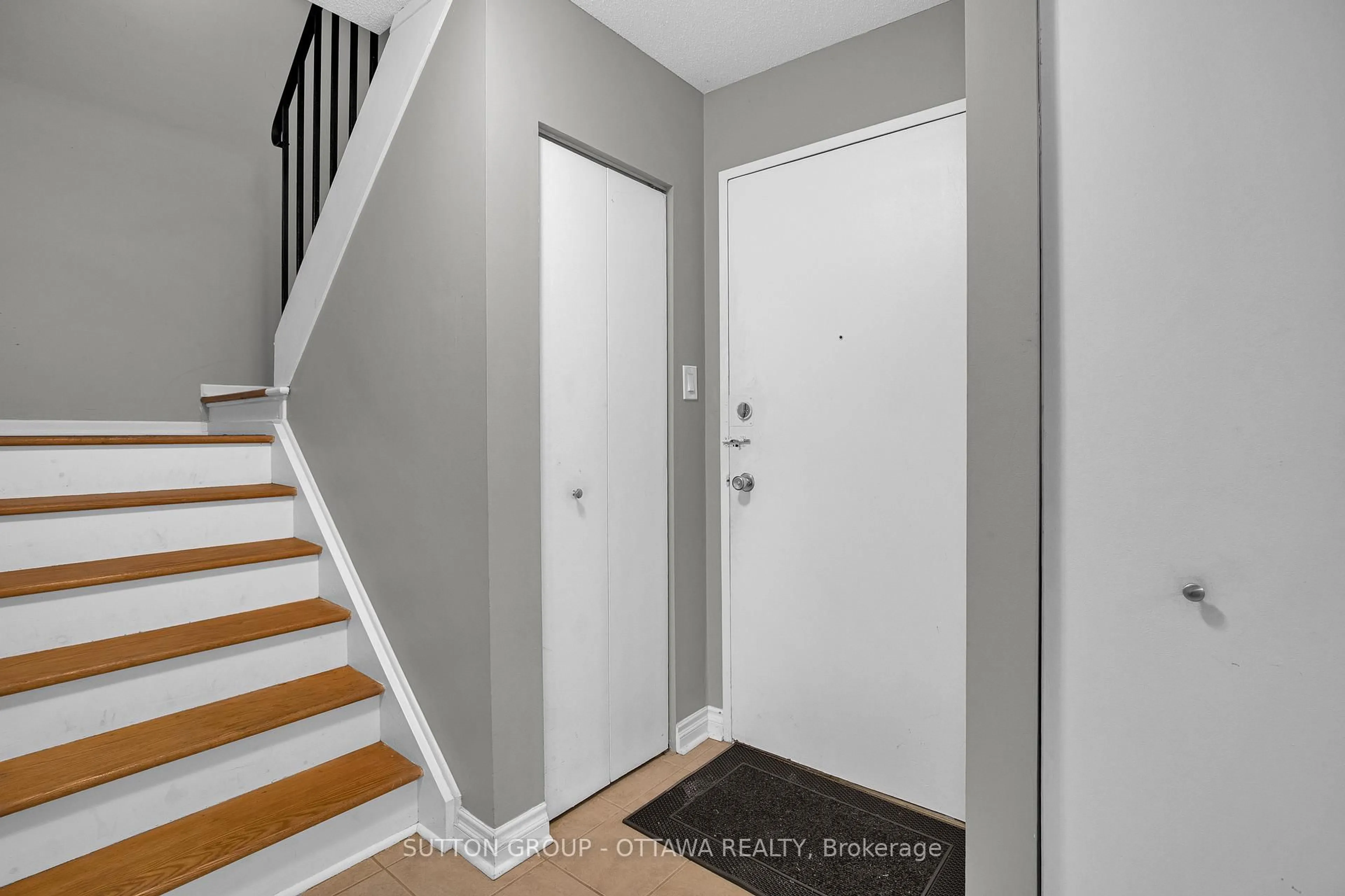 Indoor entryway for 1958 Jasmine Cres #39J, Ottawa Ontario K1J 7W1