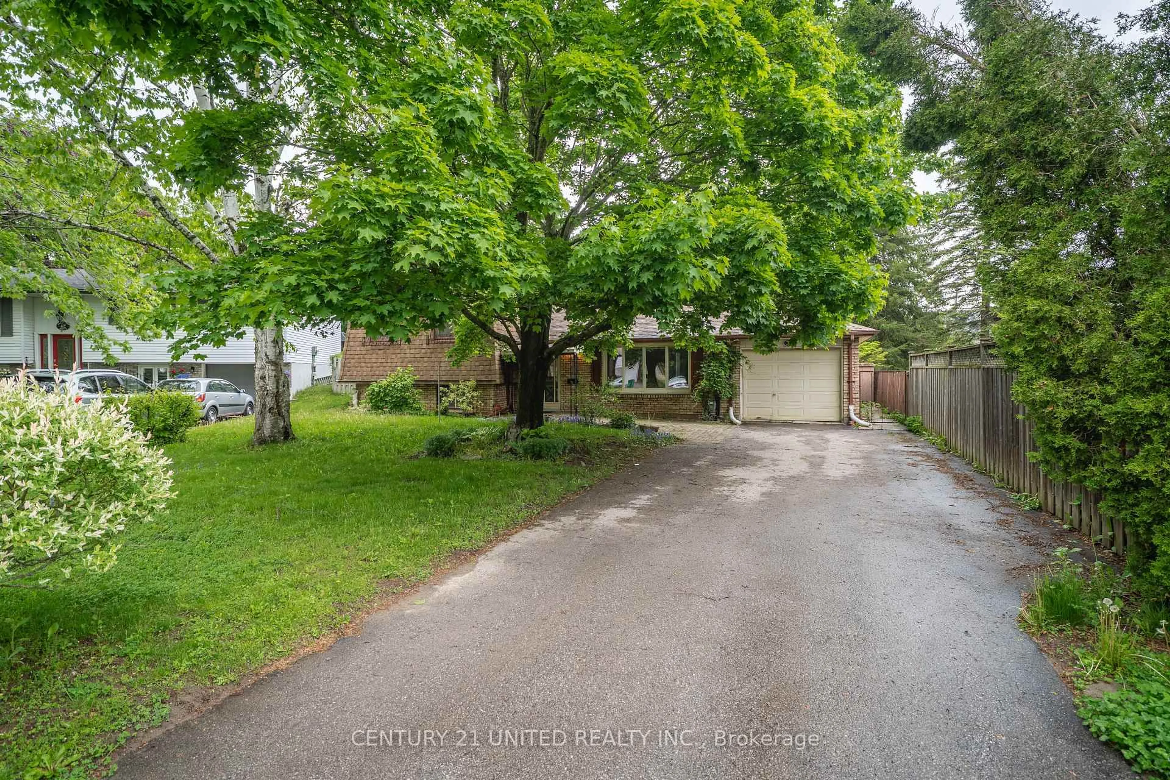 A pic from outside/outdoor area/front of a property/back of a property/a pic from drone, street for 38 Parkview Dr, Peterborough North Ontario K9H 5M6