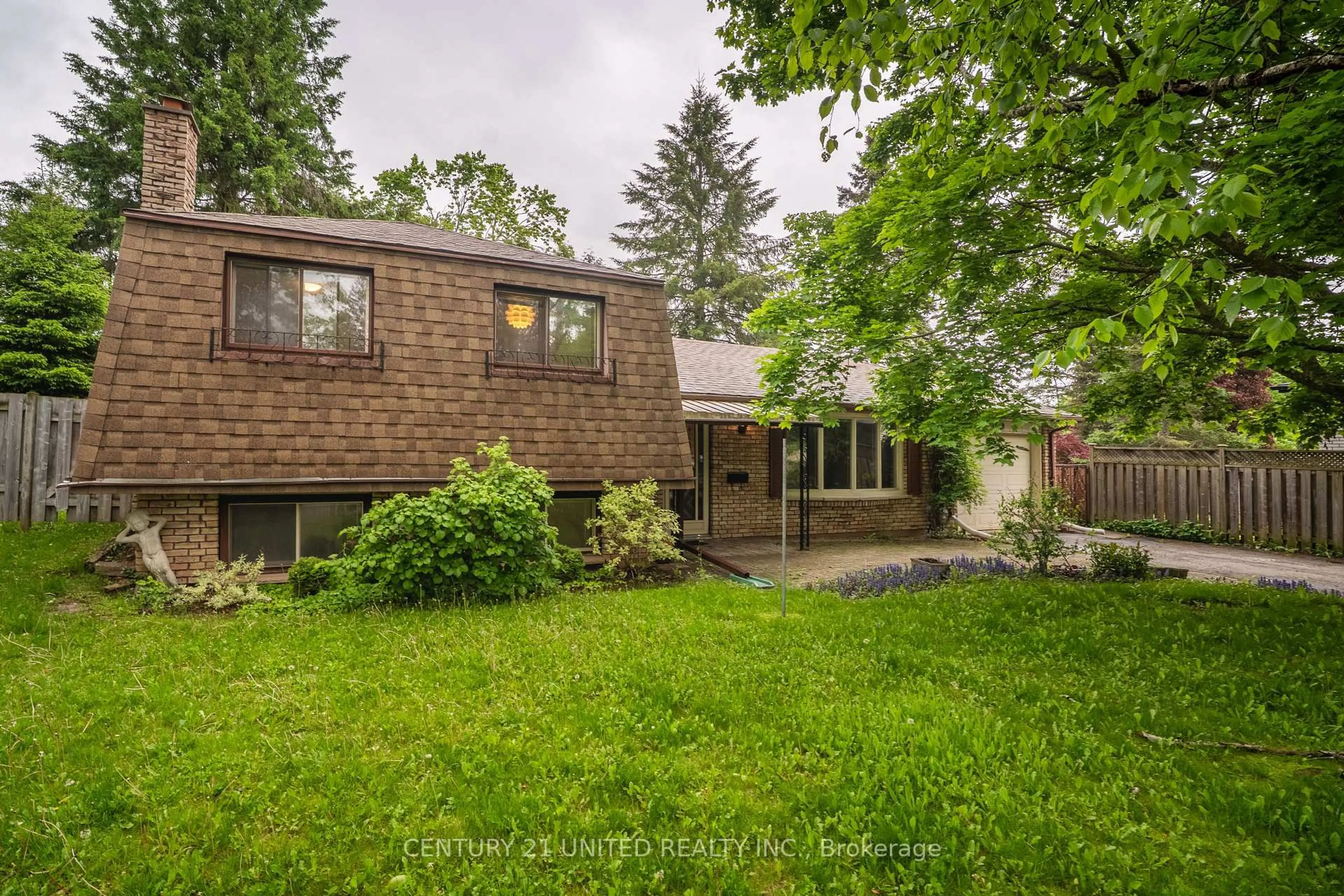 A pic from outside/outdoor area/front of a property/back of a property/a pic from drone, street for 38 Parkview Dr, Peterborough North Ontario K9H 5M6