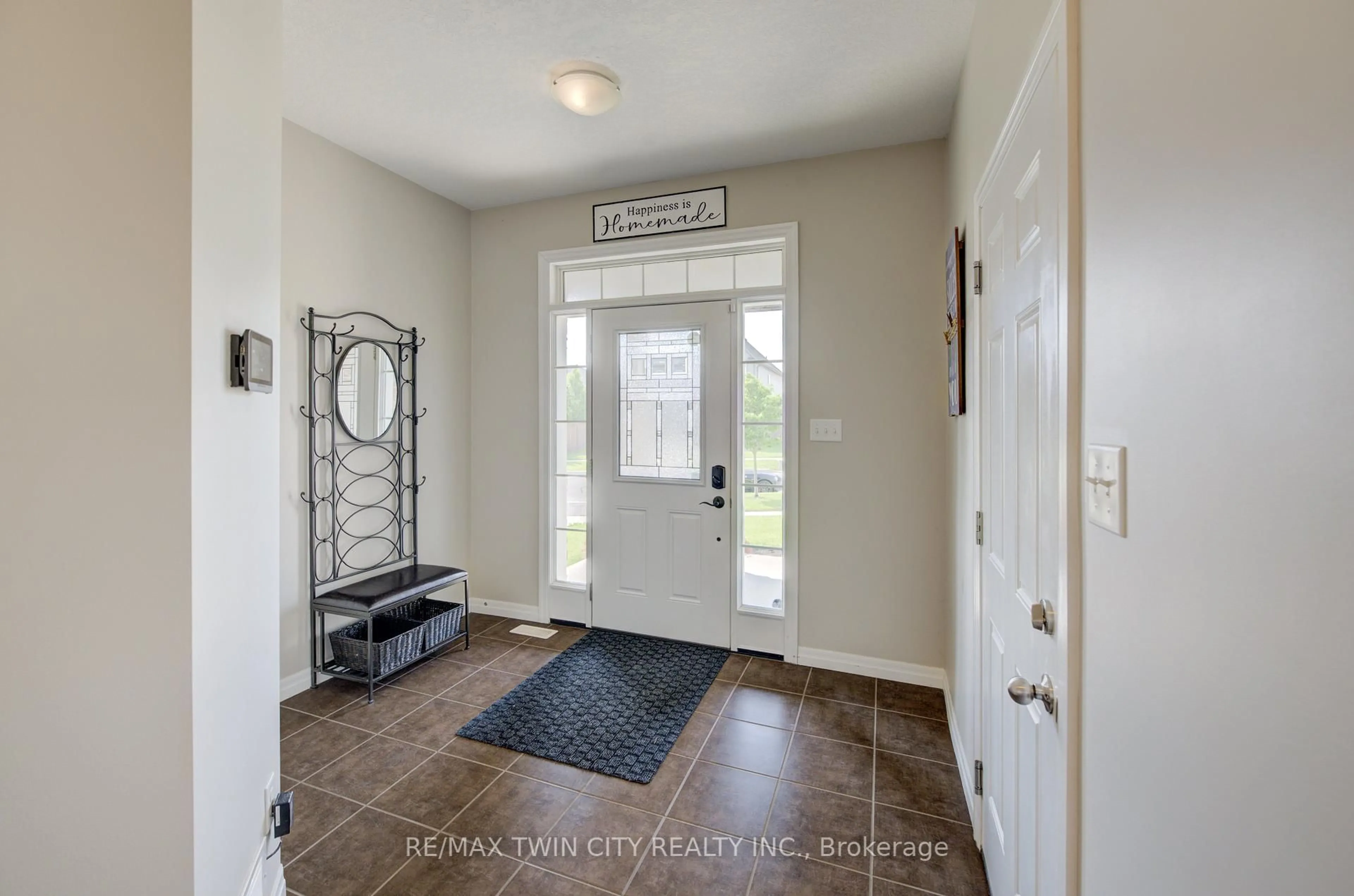 Indoor entryway for 354 Salisbury Ave, Cambridge Ontario N1S 0A2