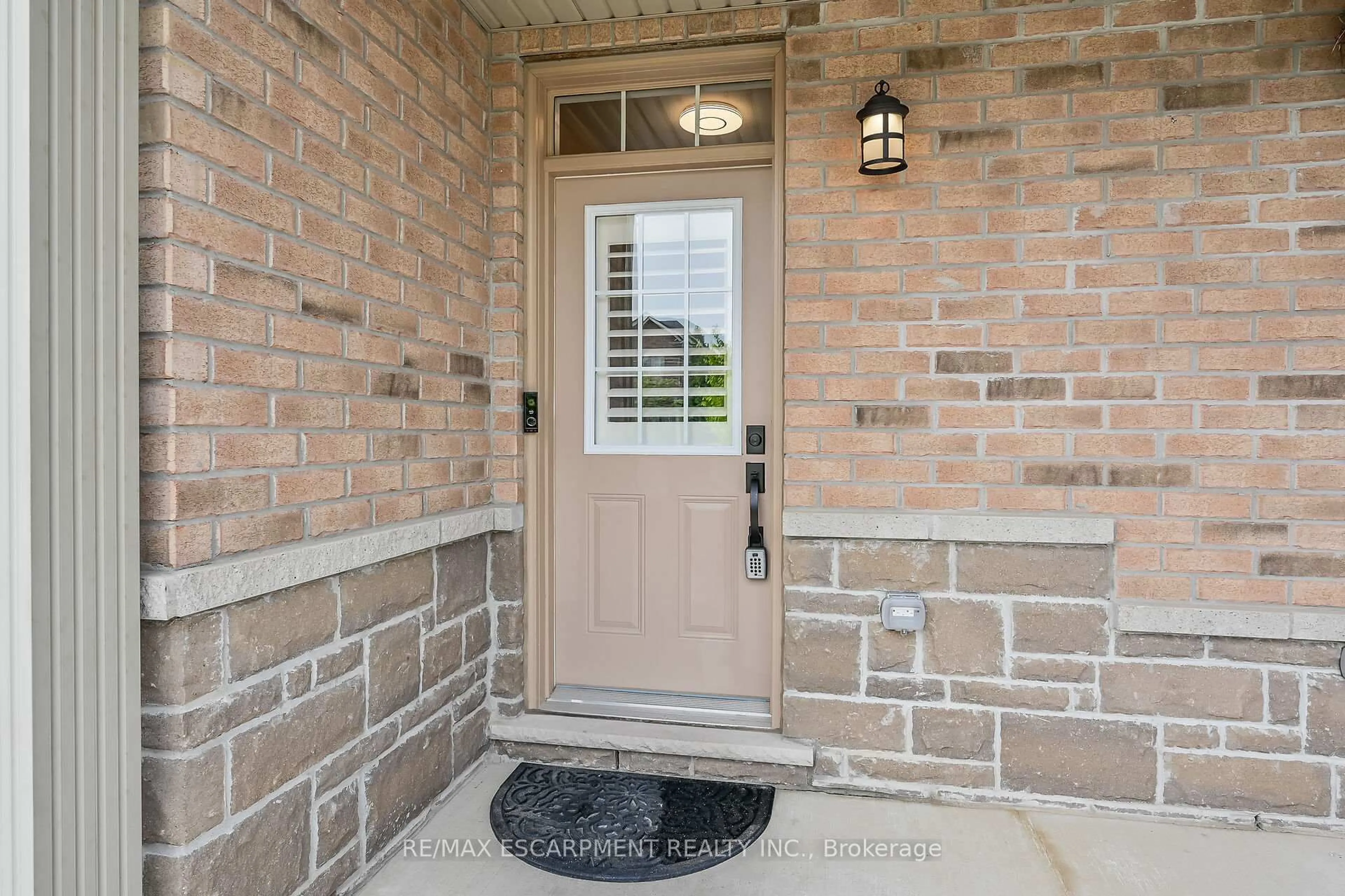 Indoor entryway for 21 Bankfield Cres, Hamilton Ontario L8J 0B9