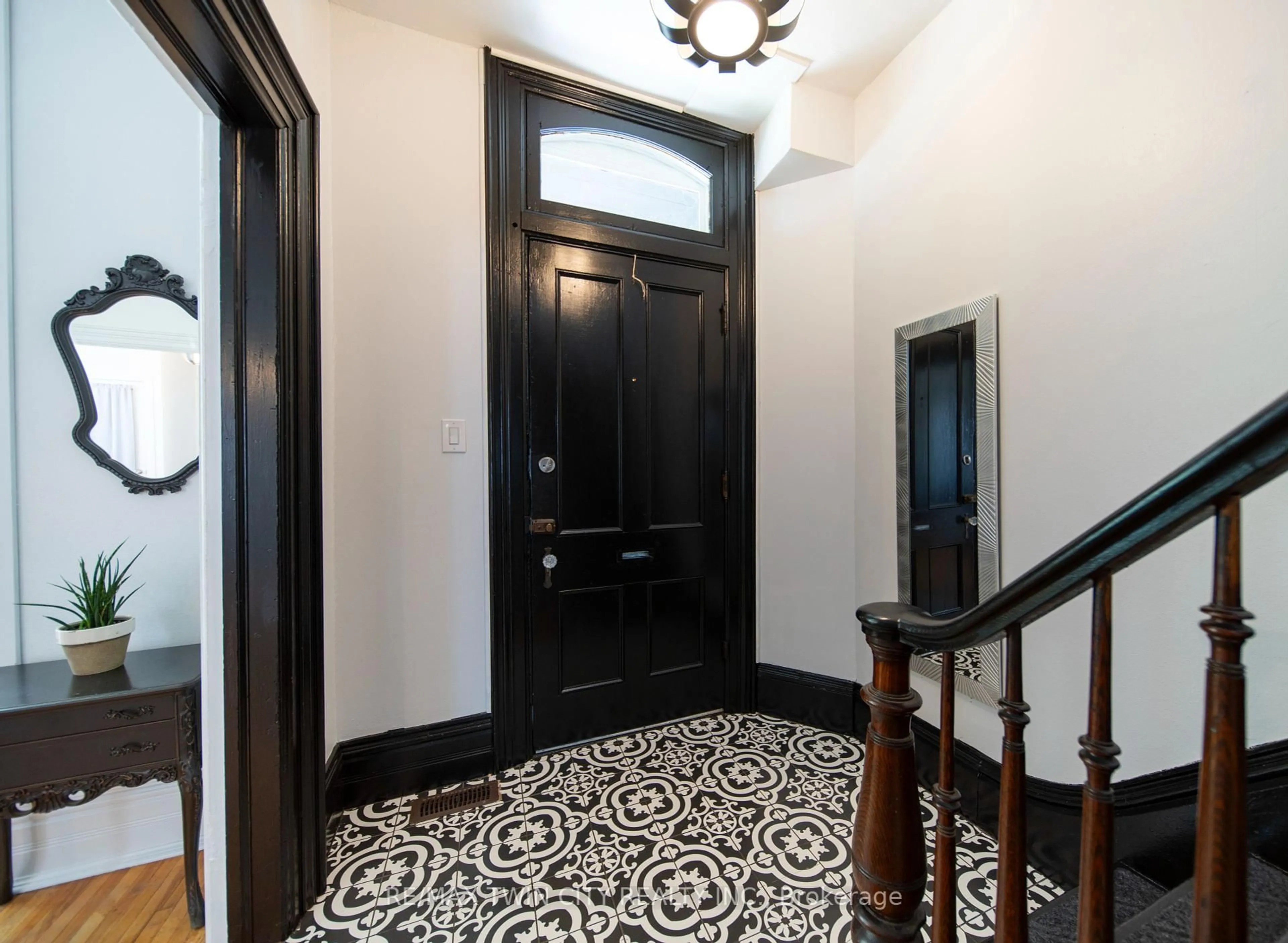 Indoor entryway for 12 Pearl St, Brantford Ontario N3T 3N4