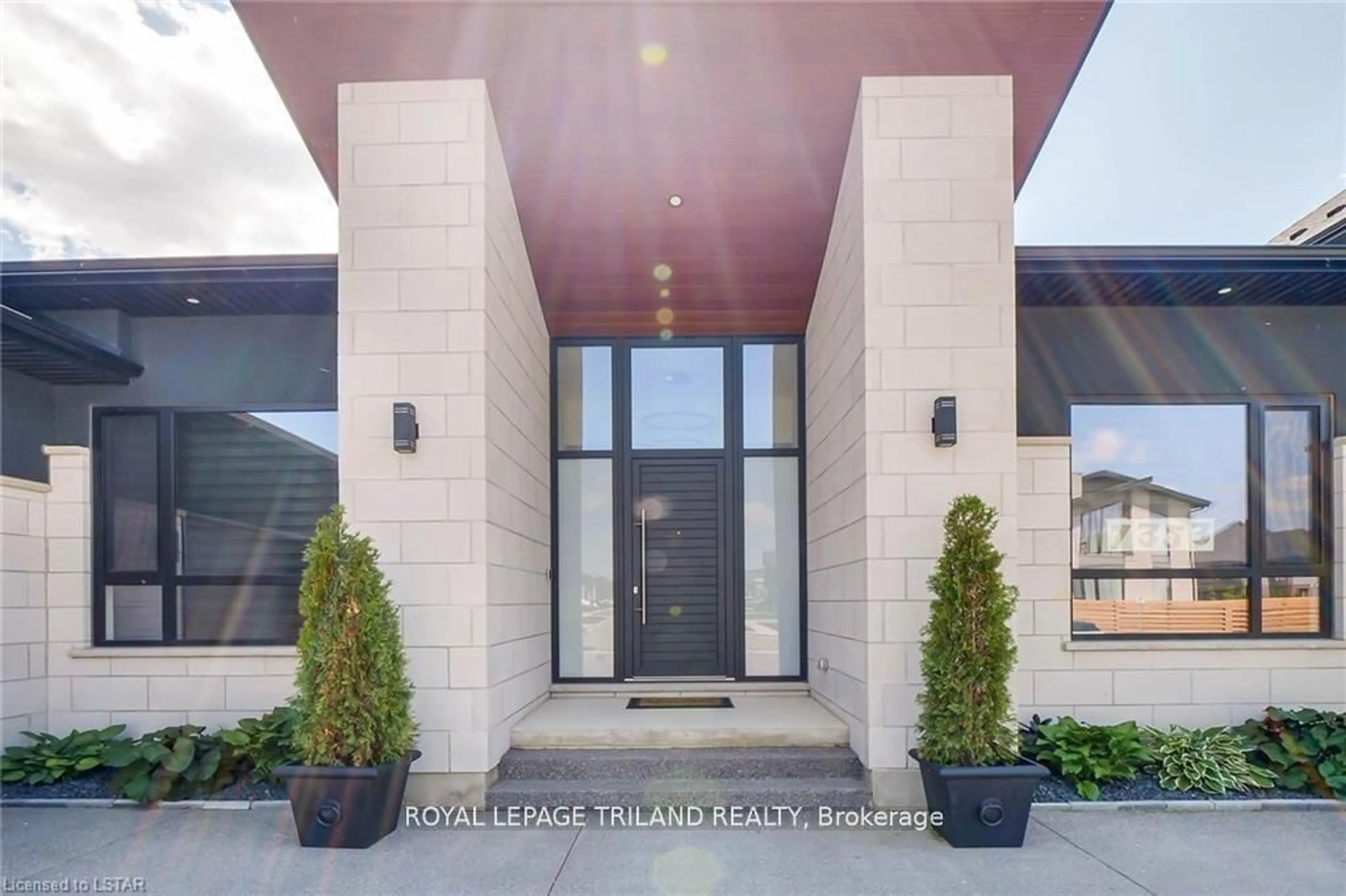 Indoor entryway for 7353 SILVER CREEK Circ, London South Ontario N6P 1H6