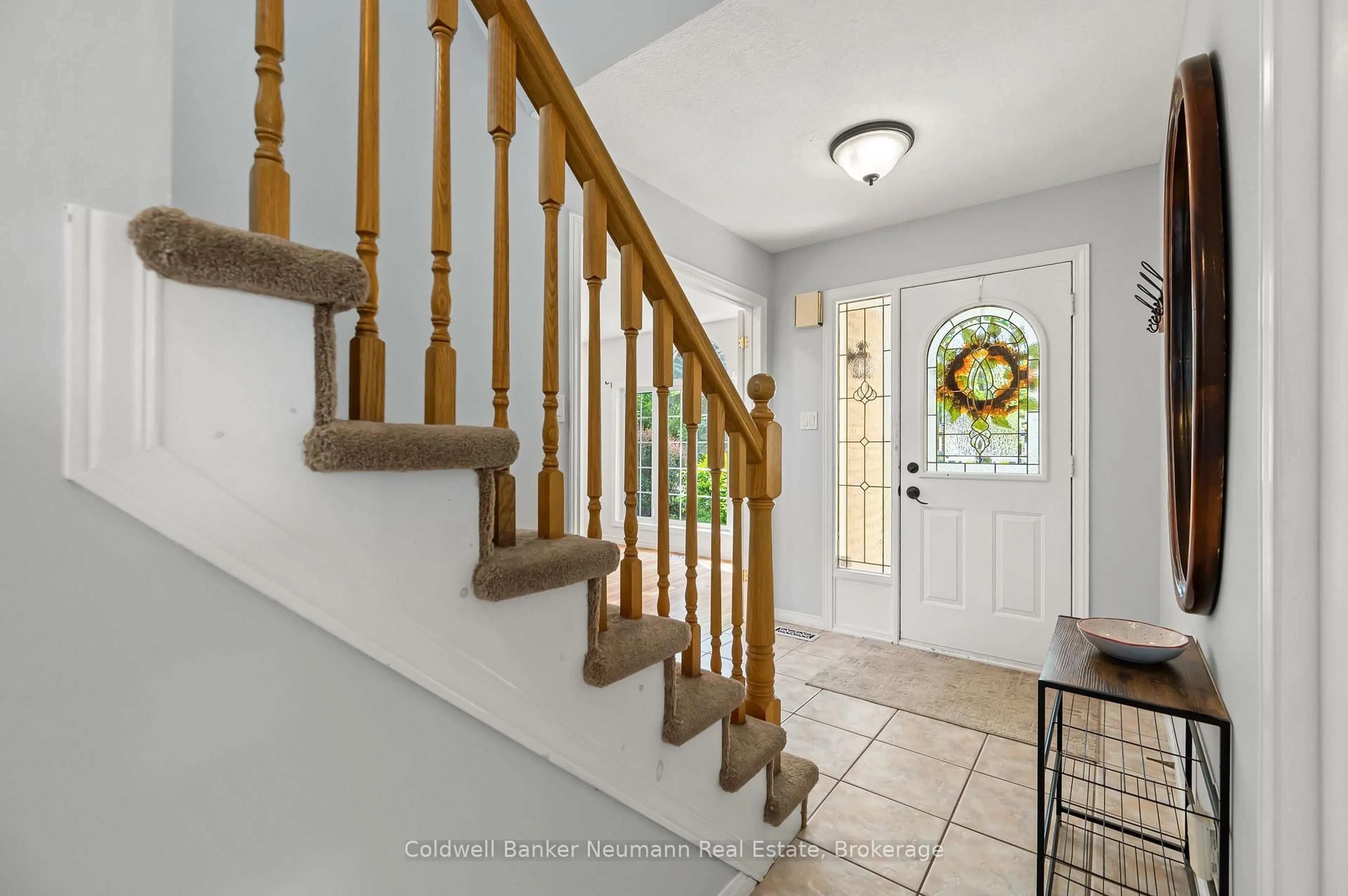 Indoor entryway for 54 Pine Ridge Dr, Guelph Ontario N1L 1J3
