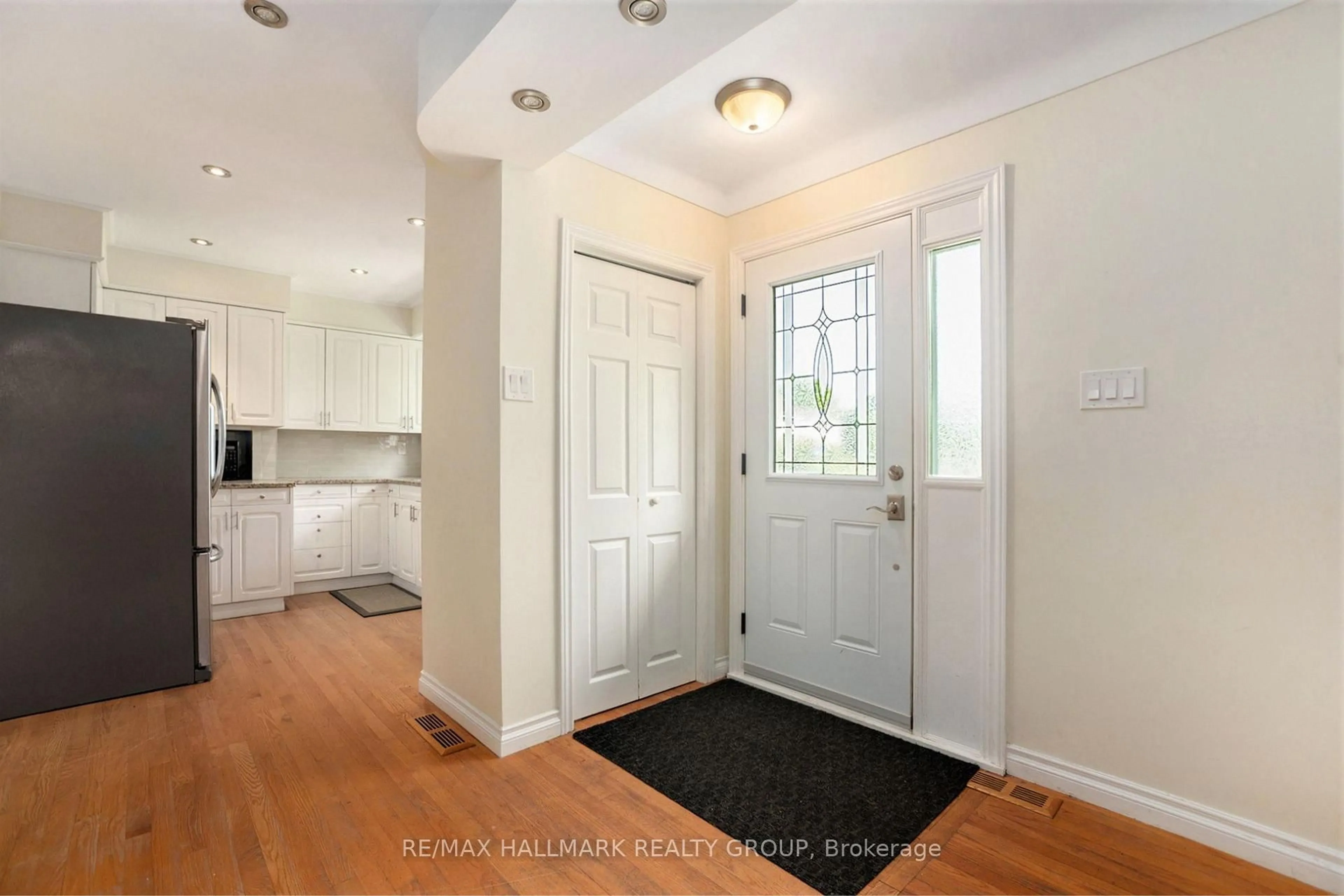 Indoor entryway for 1304 WESMAR Dr, Ottawa Ontario K1H 7T1