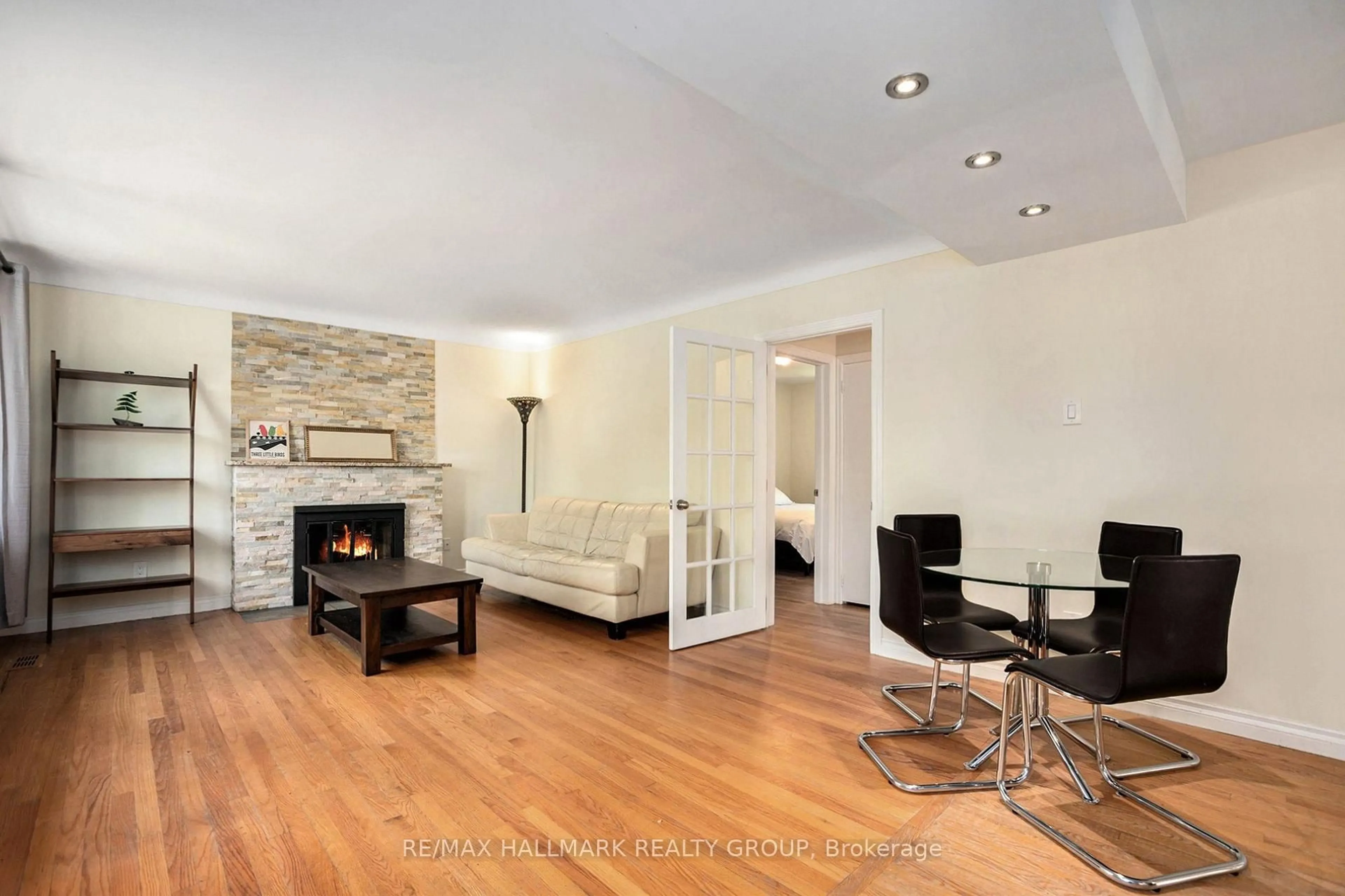 Living room with furniture, wood/laminate floor for 1304 WESMAR Dr, Ottawa Ontario K1H 7T1