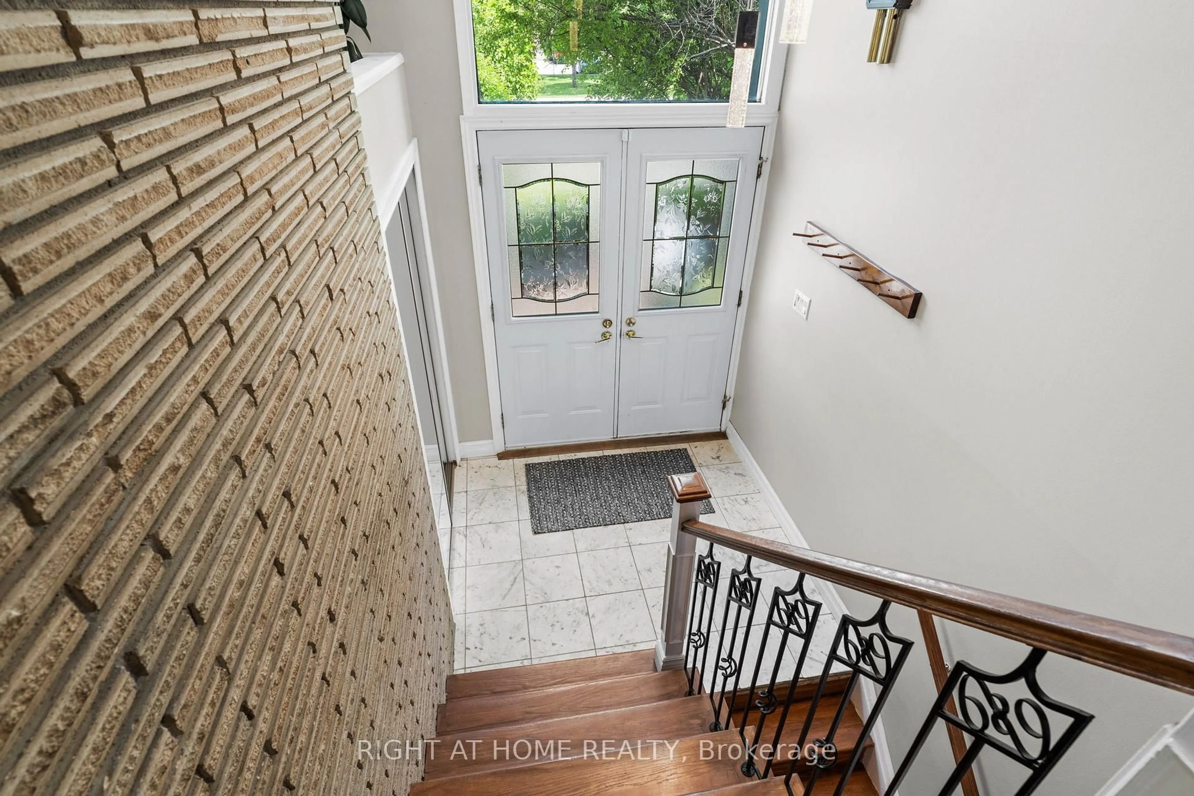 Indoor entryway for 690 CORONATION Ave, Ottawa Ontario K1G 0M6