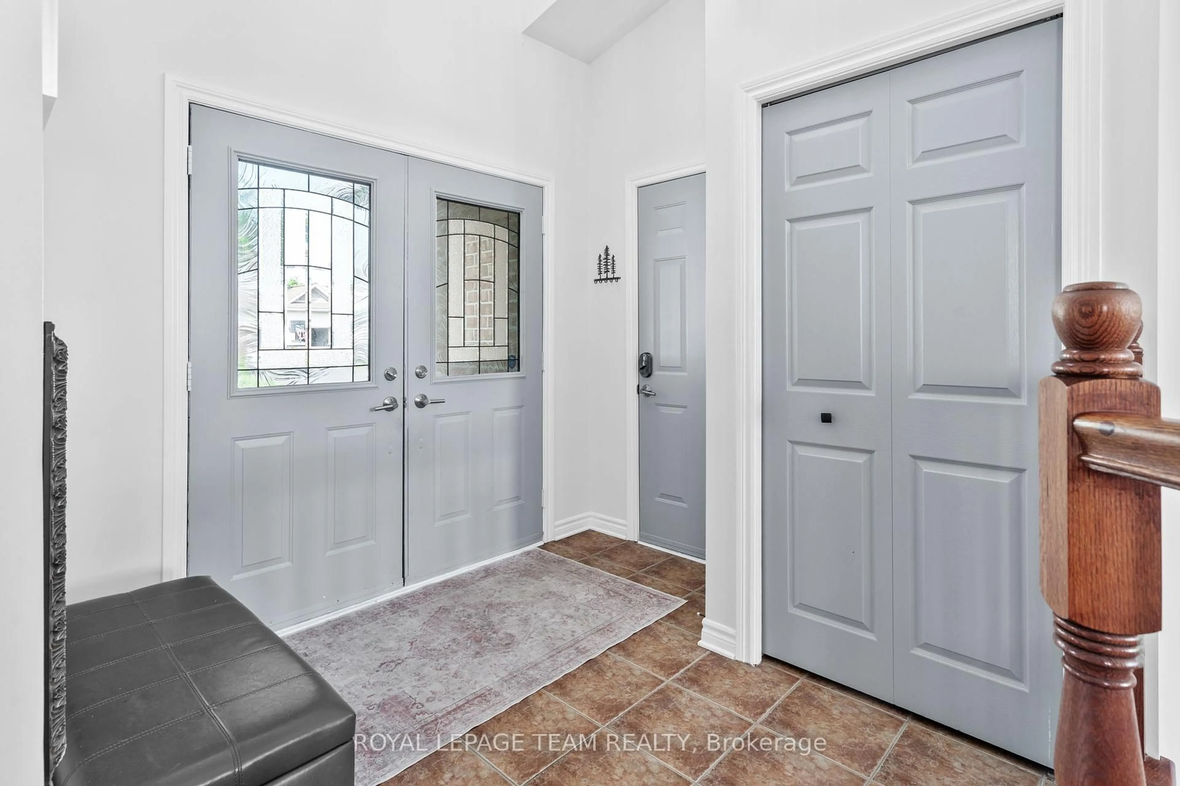 Indoor entryway for 29 Shining Star Circ, Ottawa Ontario K2S 2B4