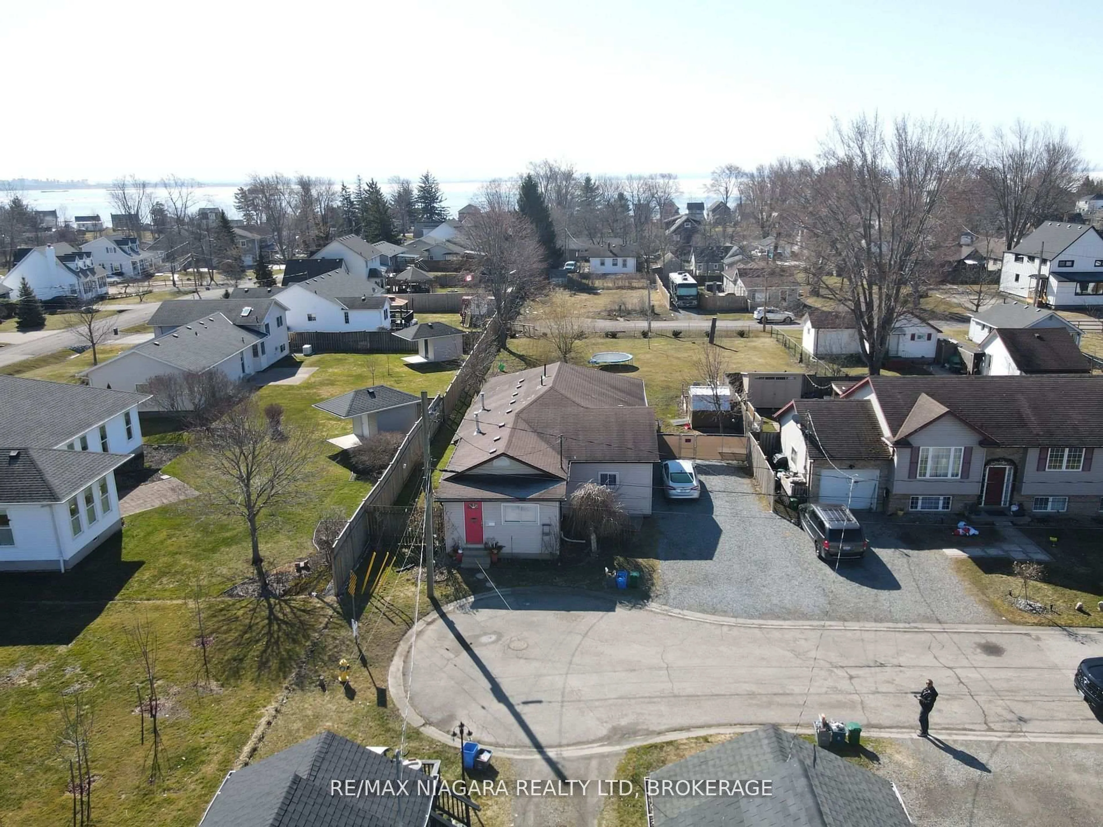 A pic from outside/outdoor area/front of a property/back of a property/a pic from drone, water/lake/river/ocean view for 39 Longtent Ave, Fort Erie Ontario L2A 1E2
