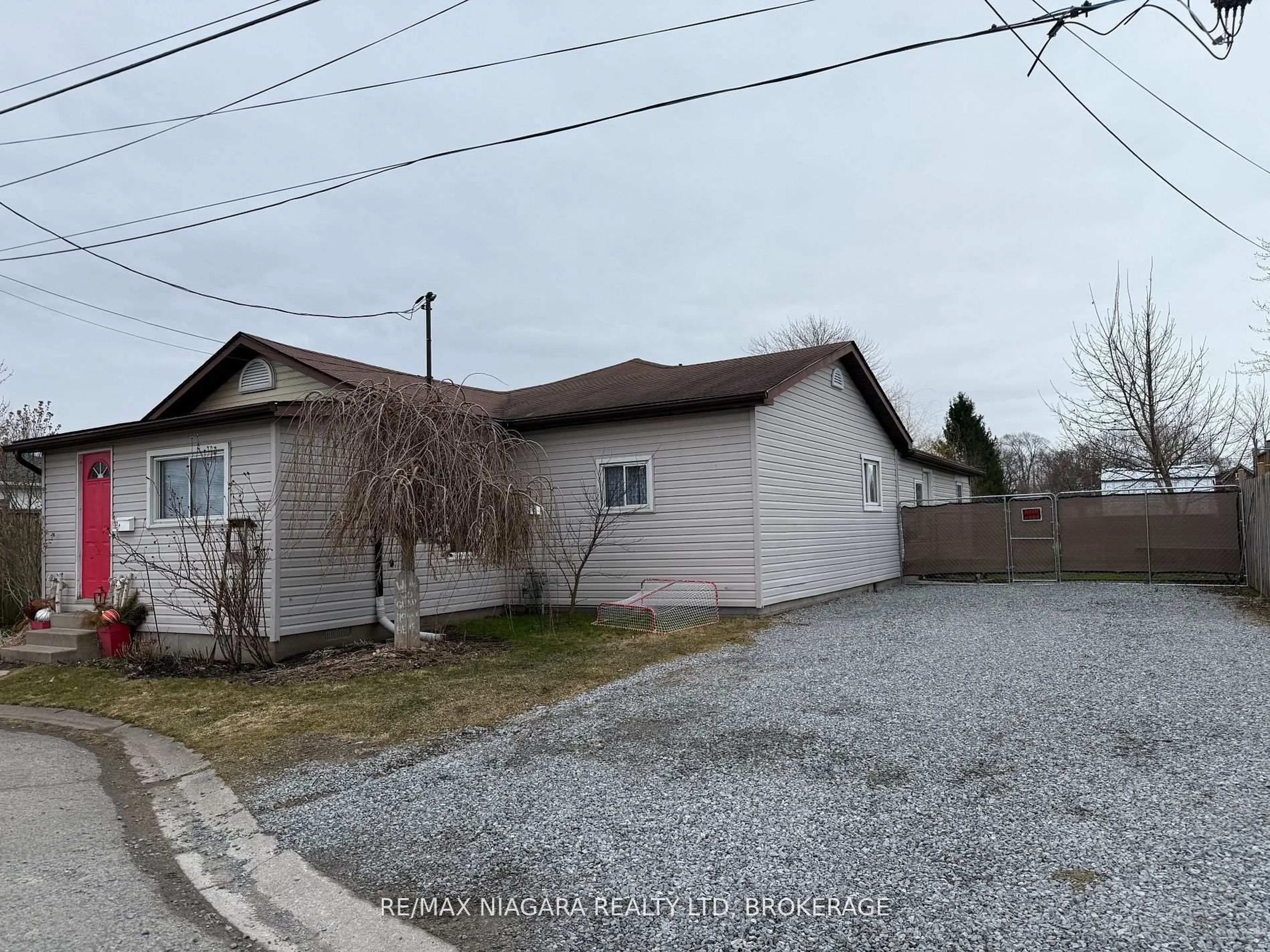 A pic from outside/outdoor area/front of a property/back of a property/a pic from drone, street for 39 Longtent Ave, Fort Erie Ontario L2A 1E2