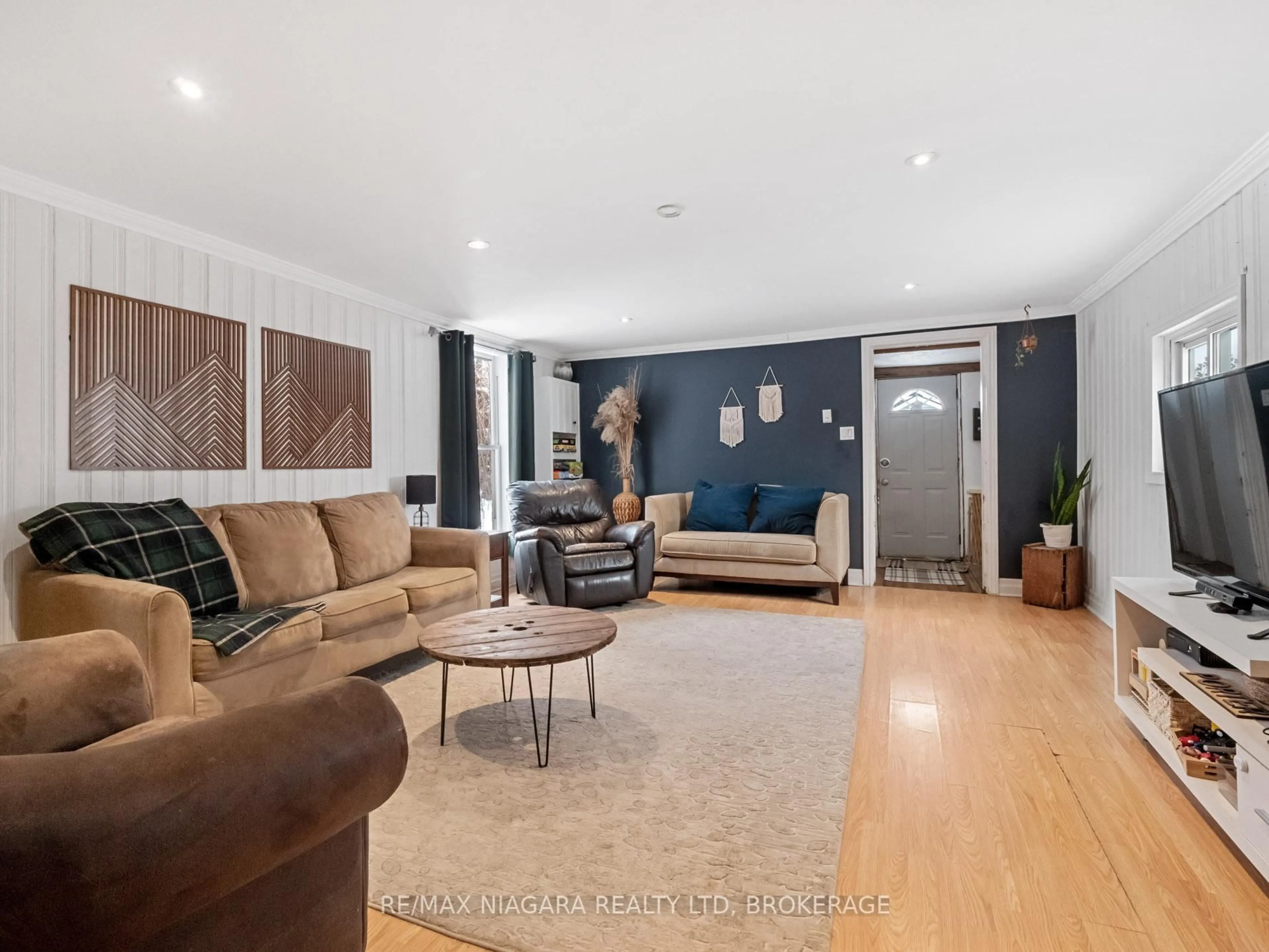 Living room with furniture, wood/laminate floor for 39 Longtent Ave, Fort Erie Ontario L2A 1E2