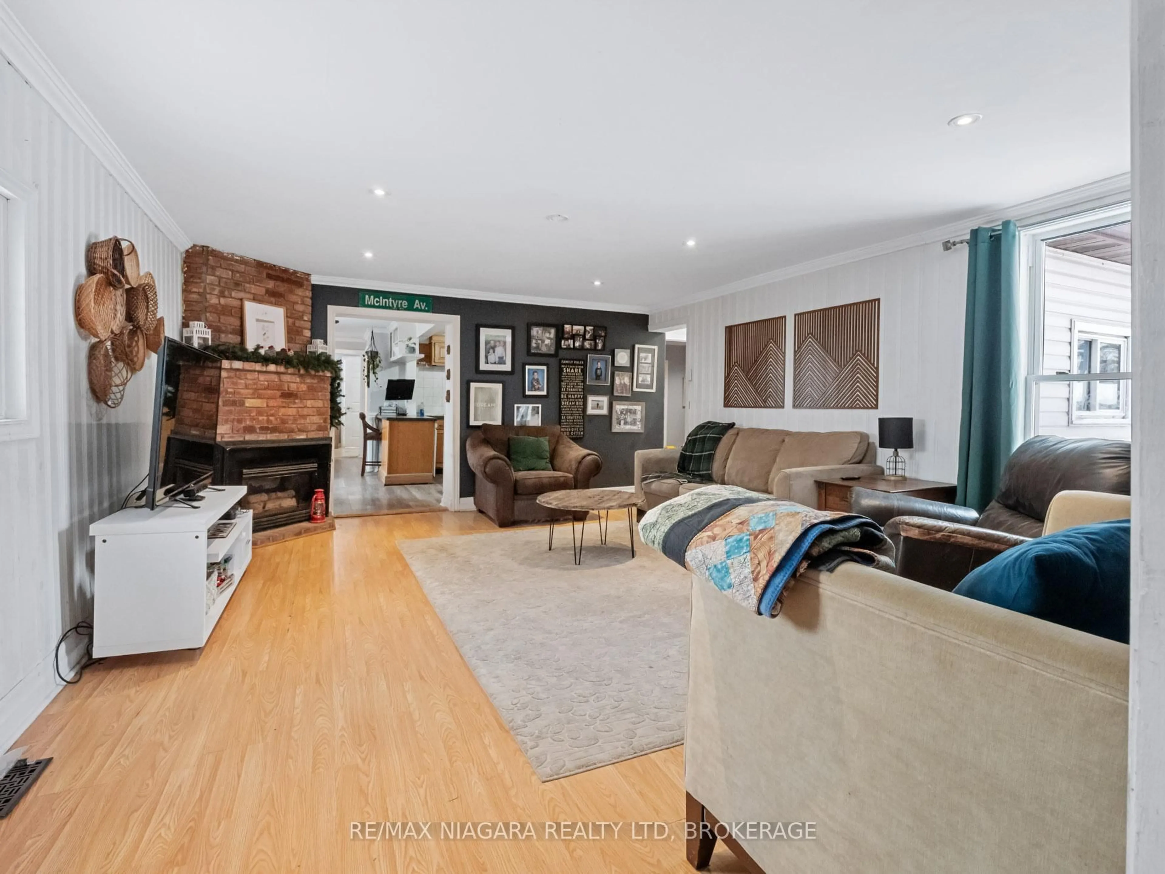 Living room with furniture, wood/laminate floor for 39 Longtent Ave, Fort Erie Ontario L2A 1E2