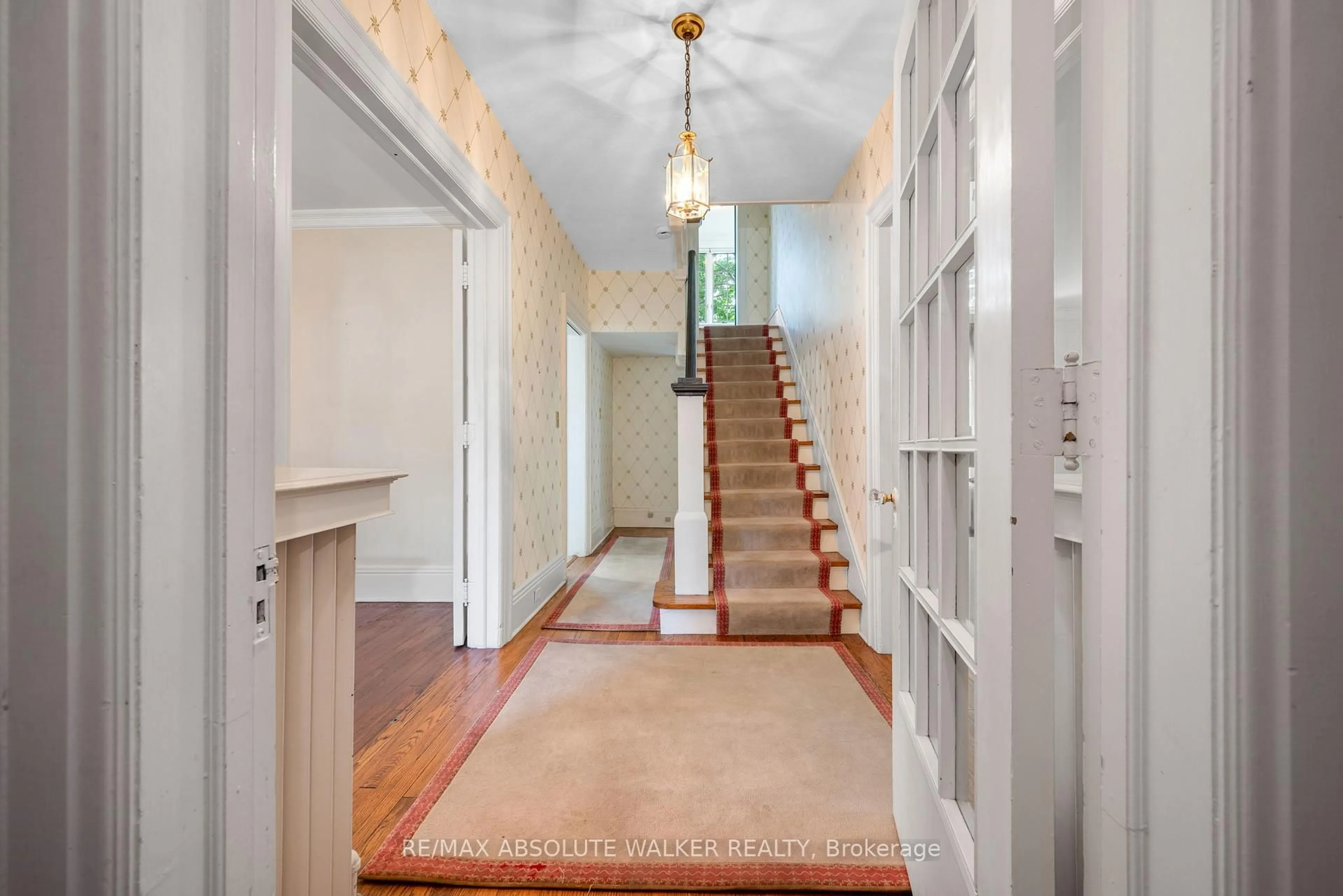 Indoor foyer for 210 Rideau Terr, Ottawa Ontario K1M 0Z2