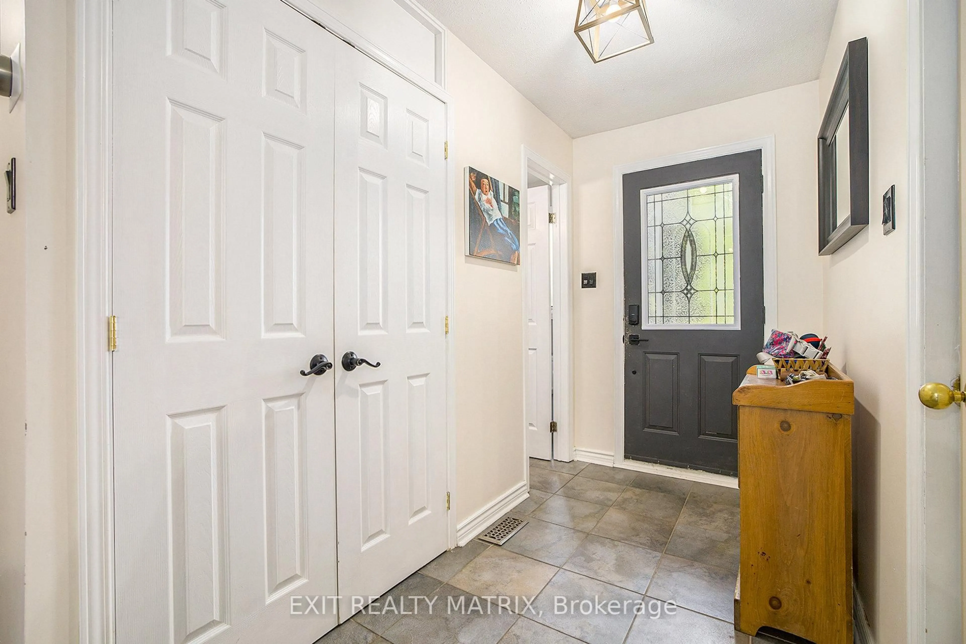Indoor entryway for 51 Peterson Pl, Ottawa Ontario K2L 4A8