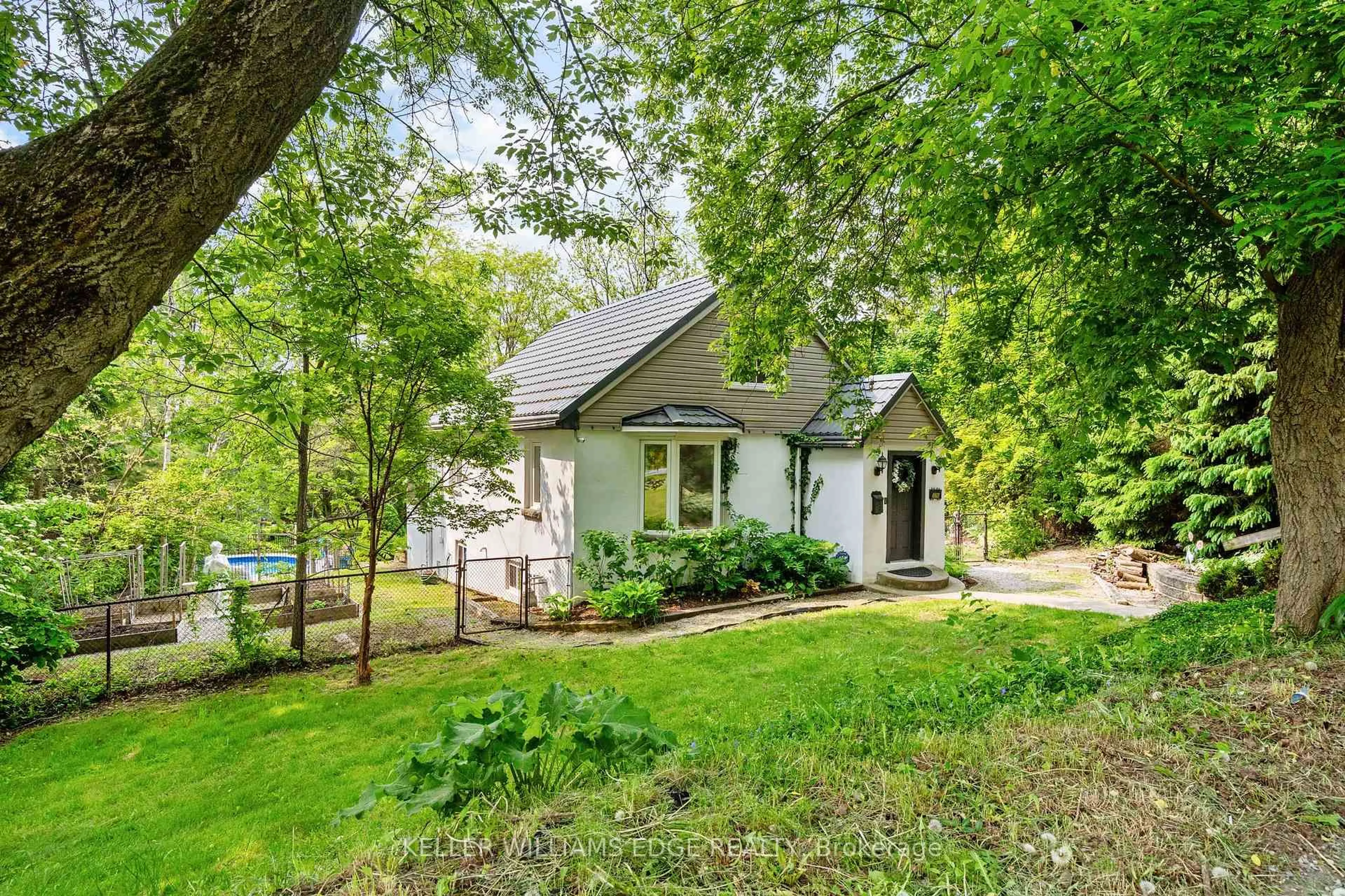 A pic from outside/outdoor area/front of a property/back of a property/a pic from drone, street for 376 OLD GUELPH Rd, Hamilton Ontario L9H 5V4