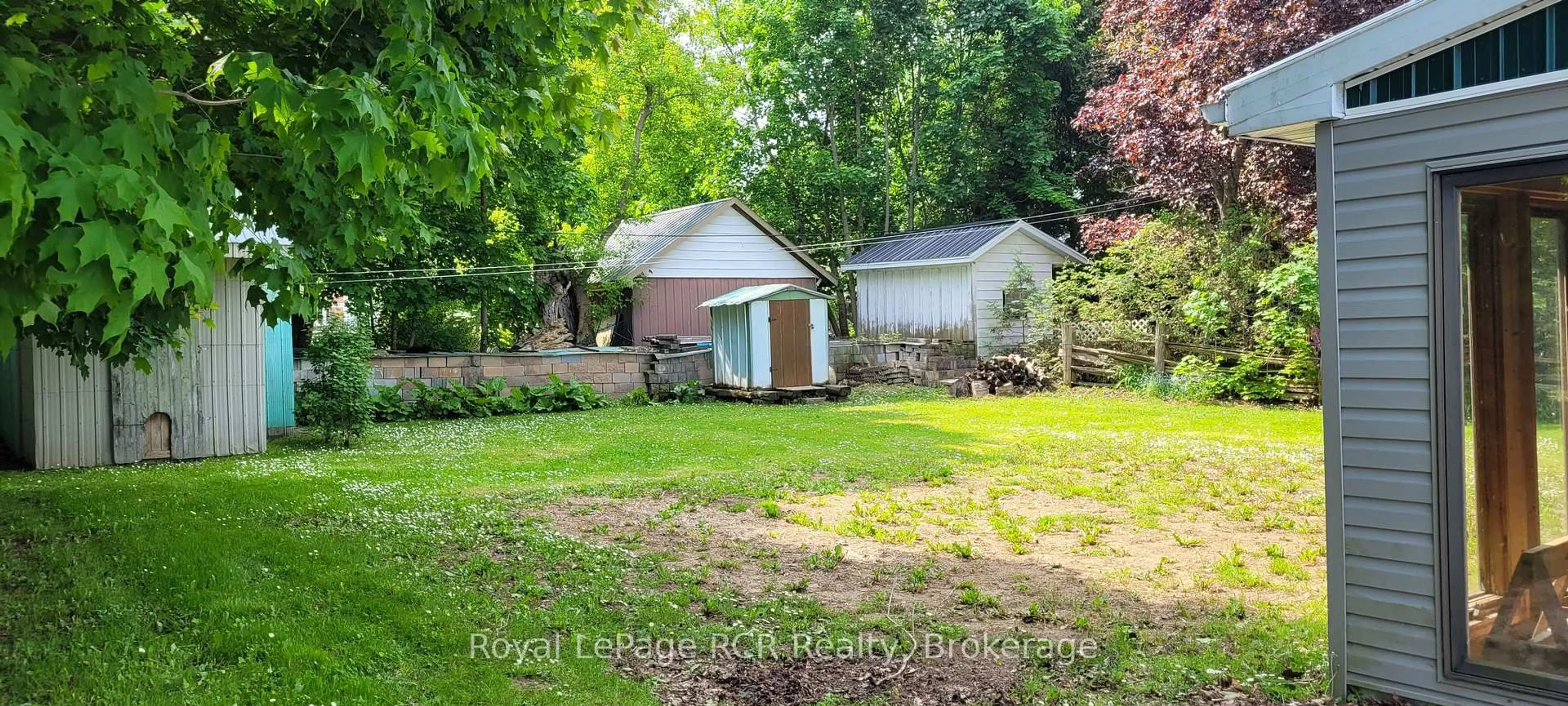 A pic from outside/outdoor area/front of a property/back of a property/a pic from drone, unknown for 29 Ellen St, Grey Highlands Ontario N0C 1E0
