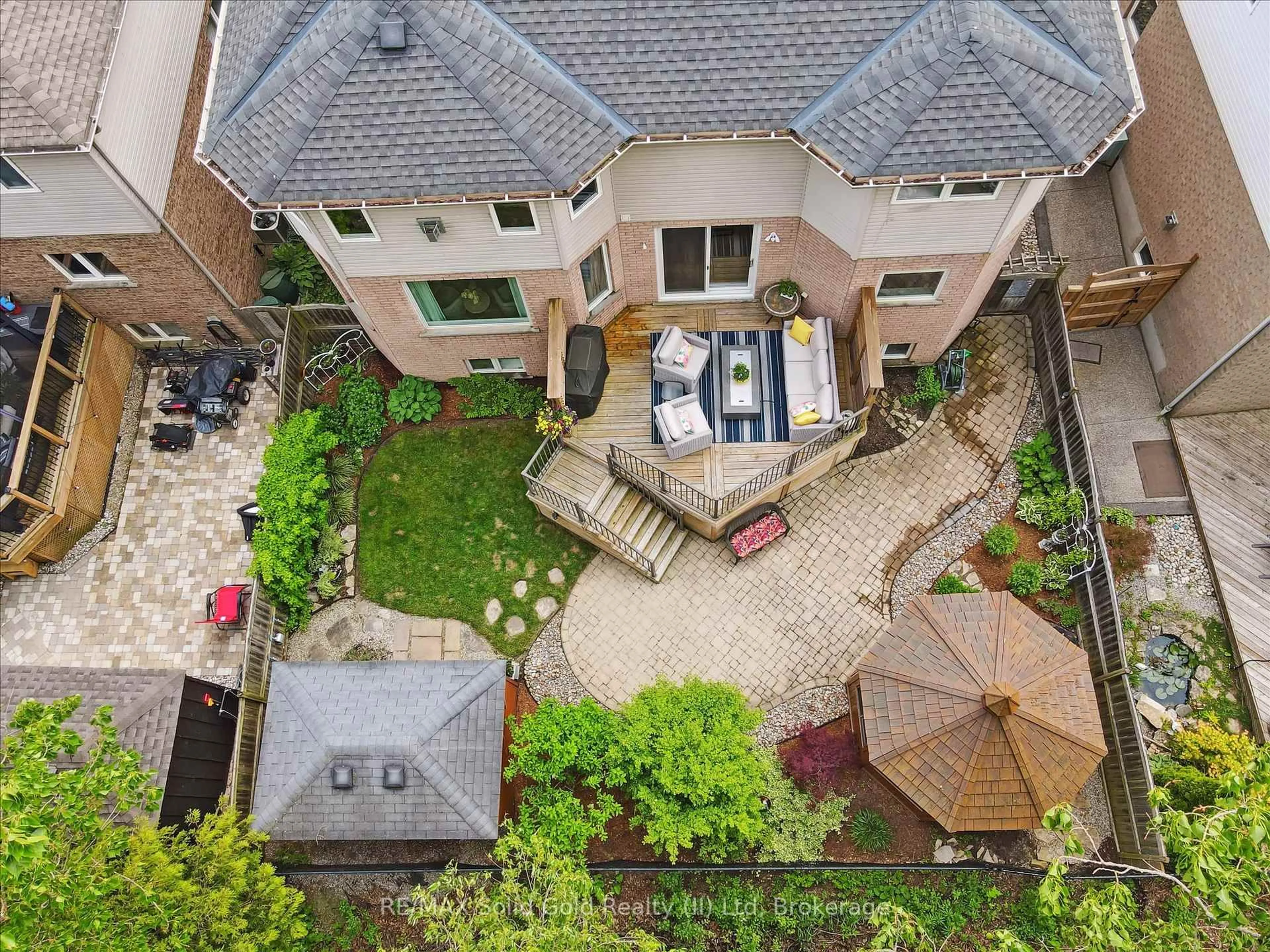 A pic from outside/outdoor area/front of a property/back of a property/a pic from drone, street for 748 Cedar Bend Dr, Waterloo Ontario N2V 2R6