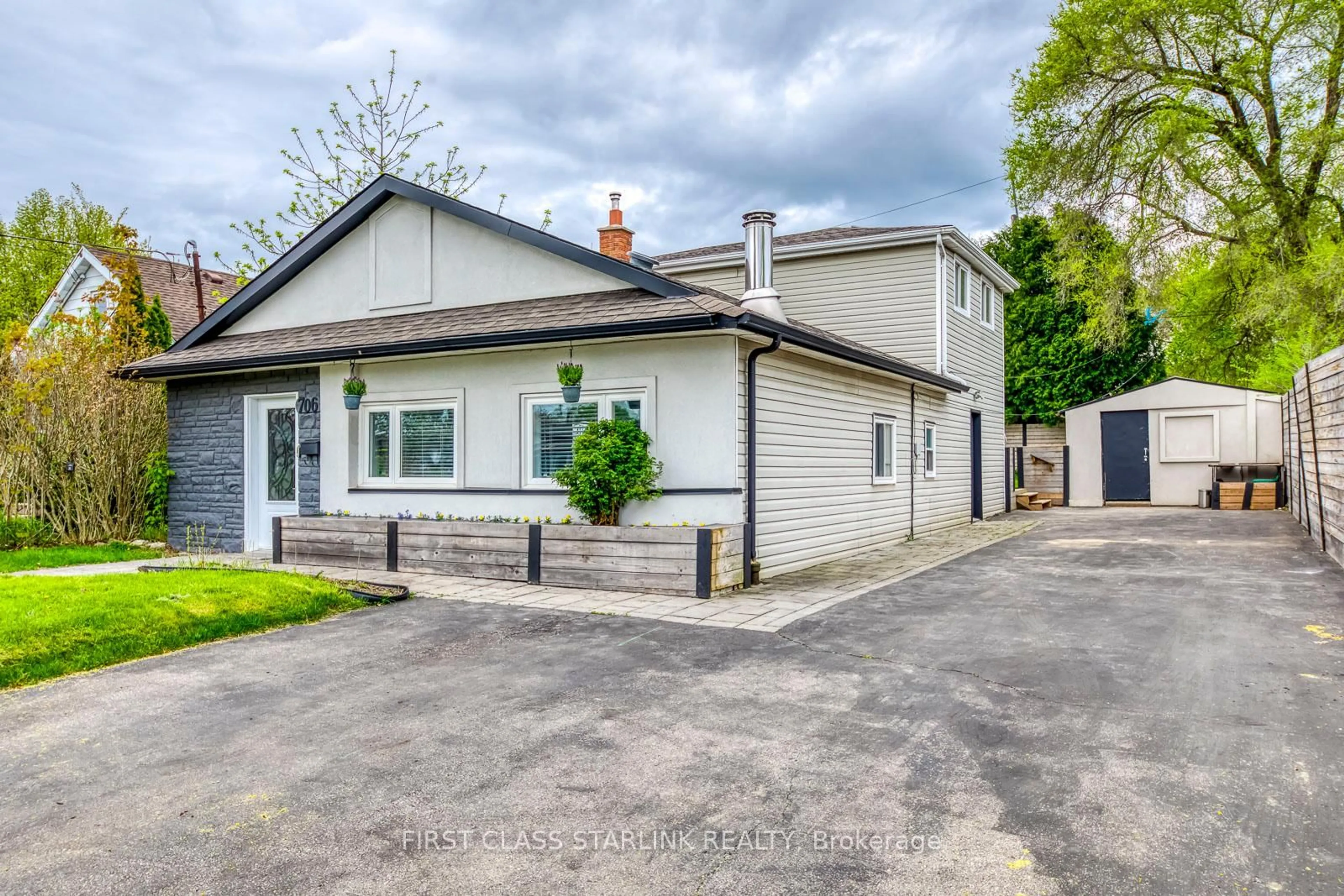 A pic from outside/outdoor area/front of a property/back of a property/a pic from drone, street for 706 West 5th St, Hamilton Ontario L9C 3R2