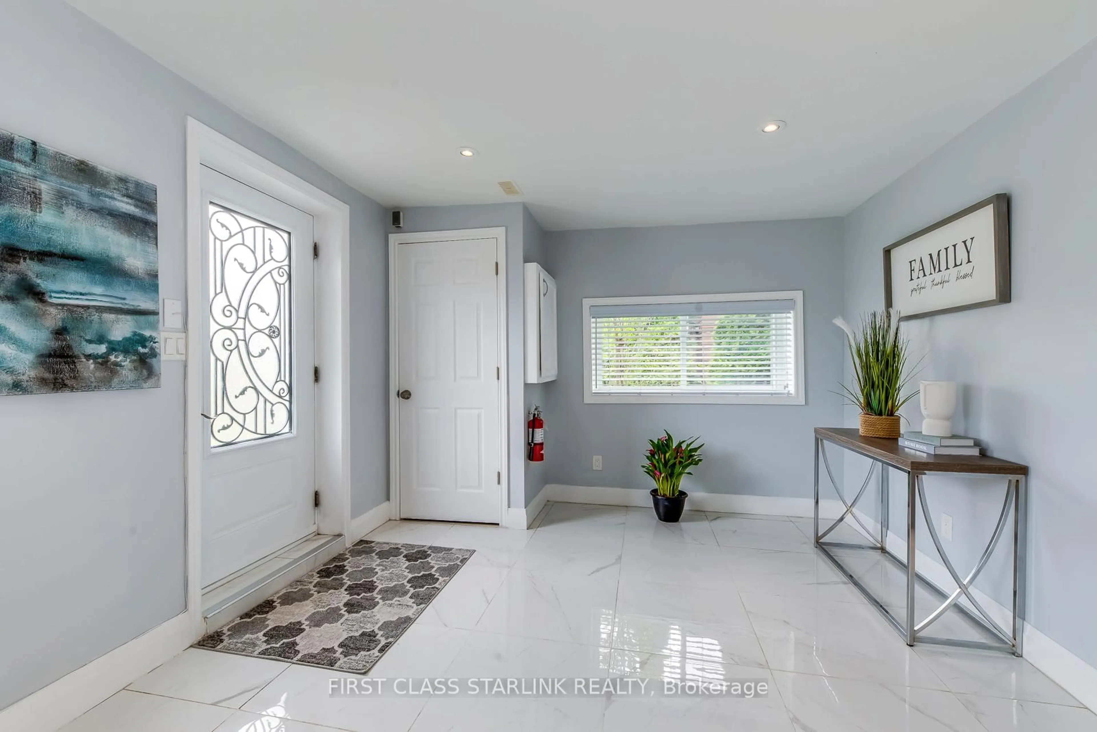 Indoor entryway for 706 West 5th St, Hamilton Ontario L9C 3R2