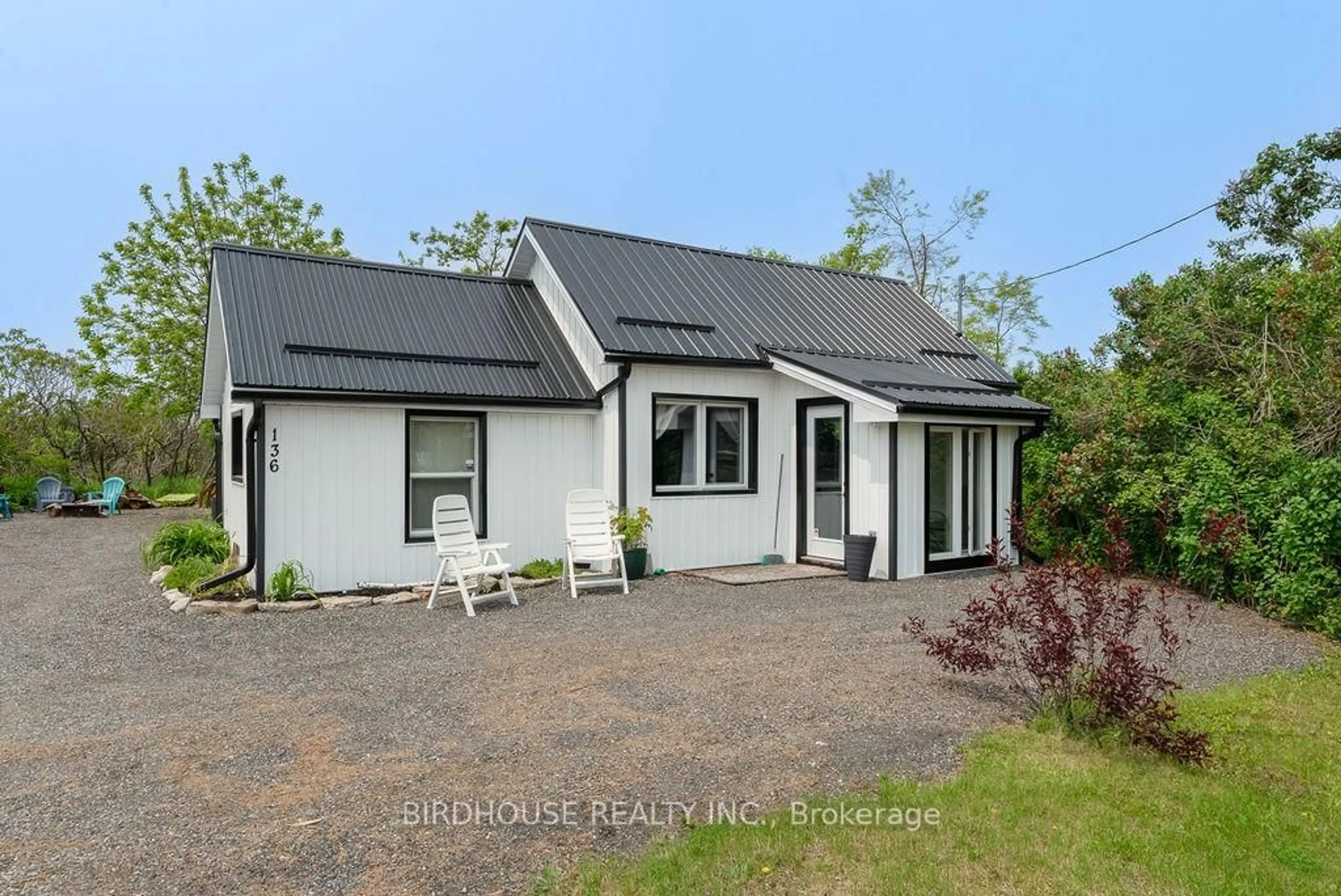 A pic from outside/outdoor area/front of a property/back of a property/a pic from drone, street for 136 East St, Kawartha Lakes Ontario K0M 1A0