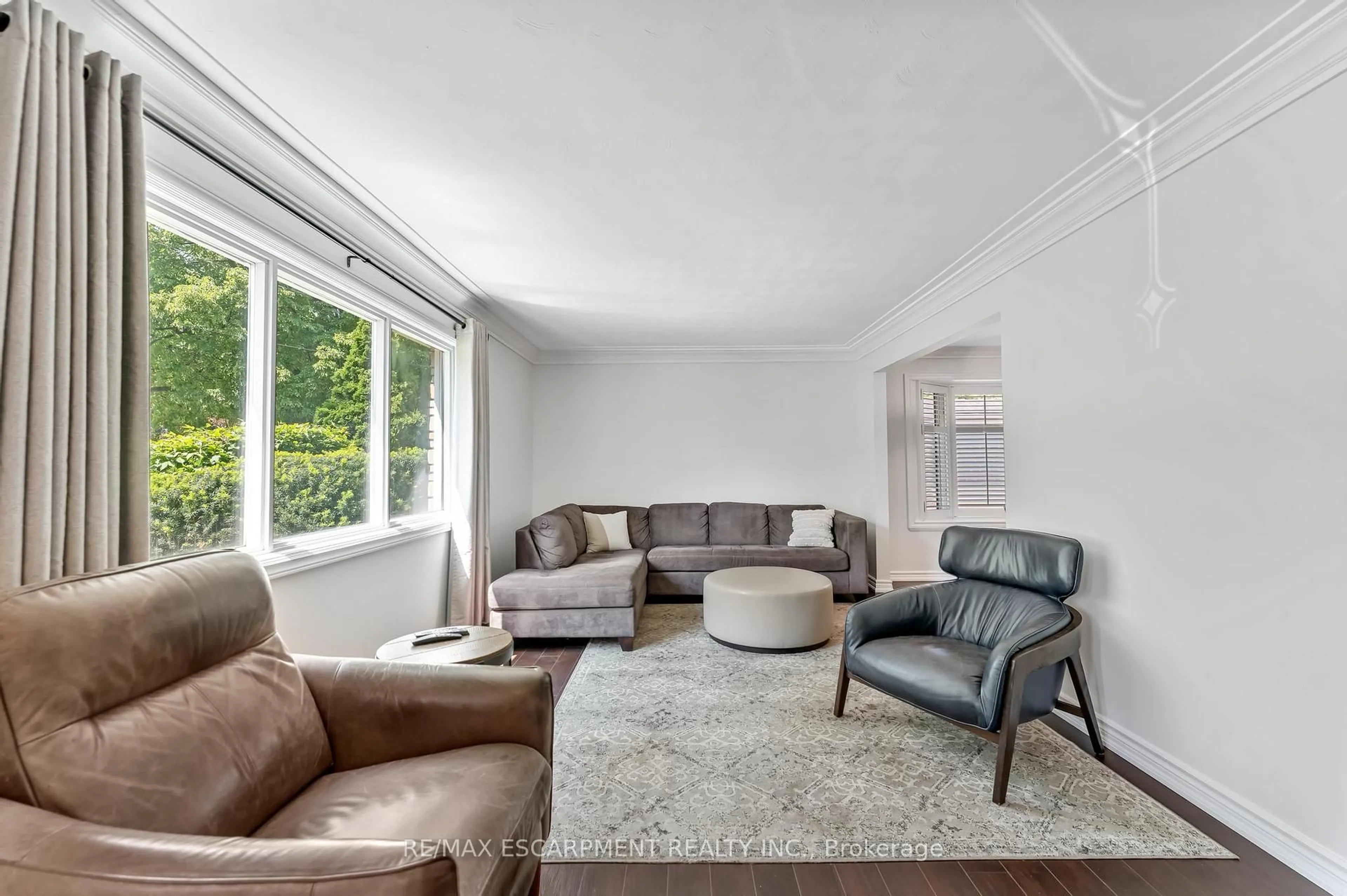 Living room with furniture, unknown for 63 West 25th St, Hamilton Ontario L9C 4W9