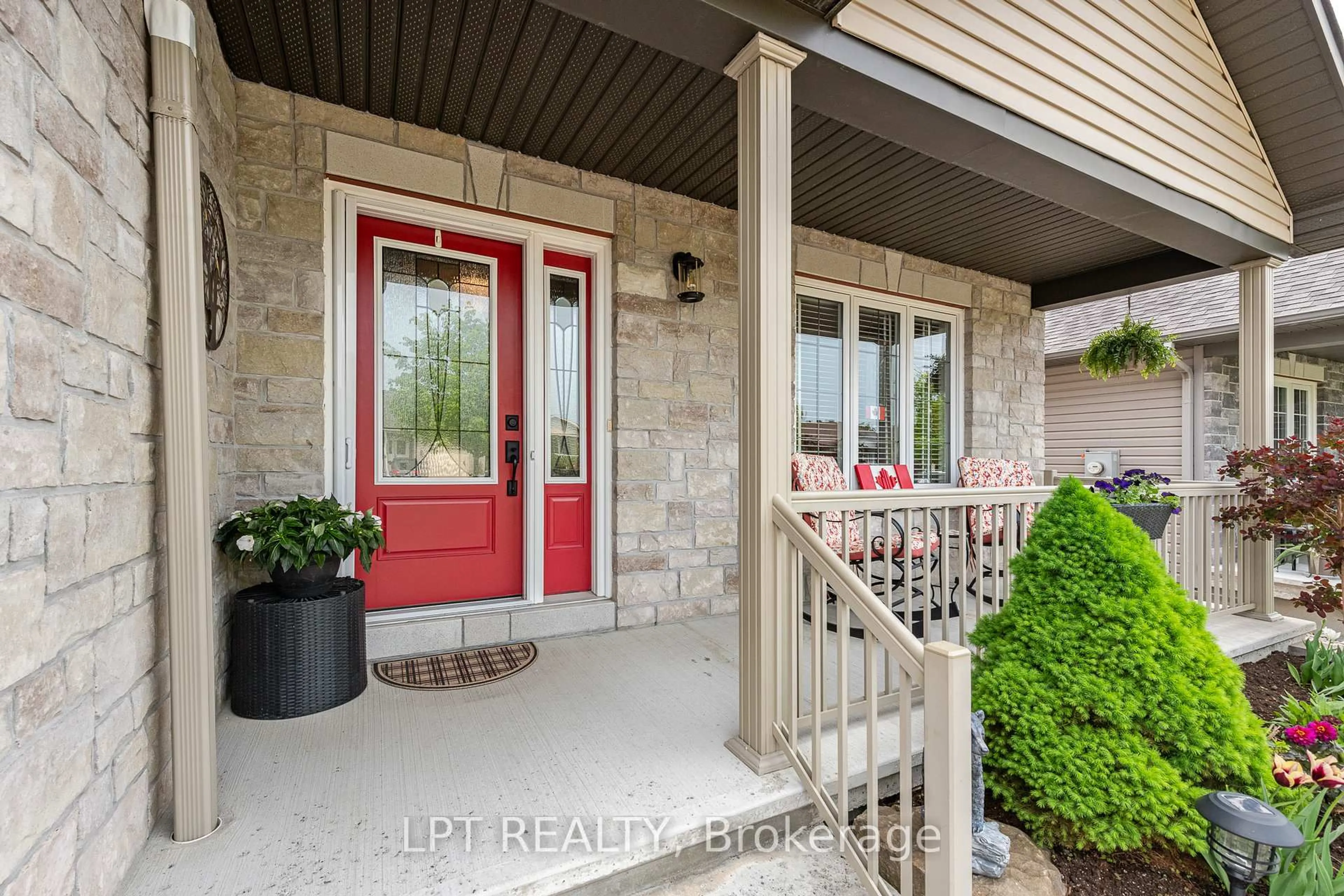 Indoor entryway for 420 Honeyborne St, Almonte Ontario K0A 1A0