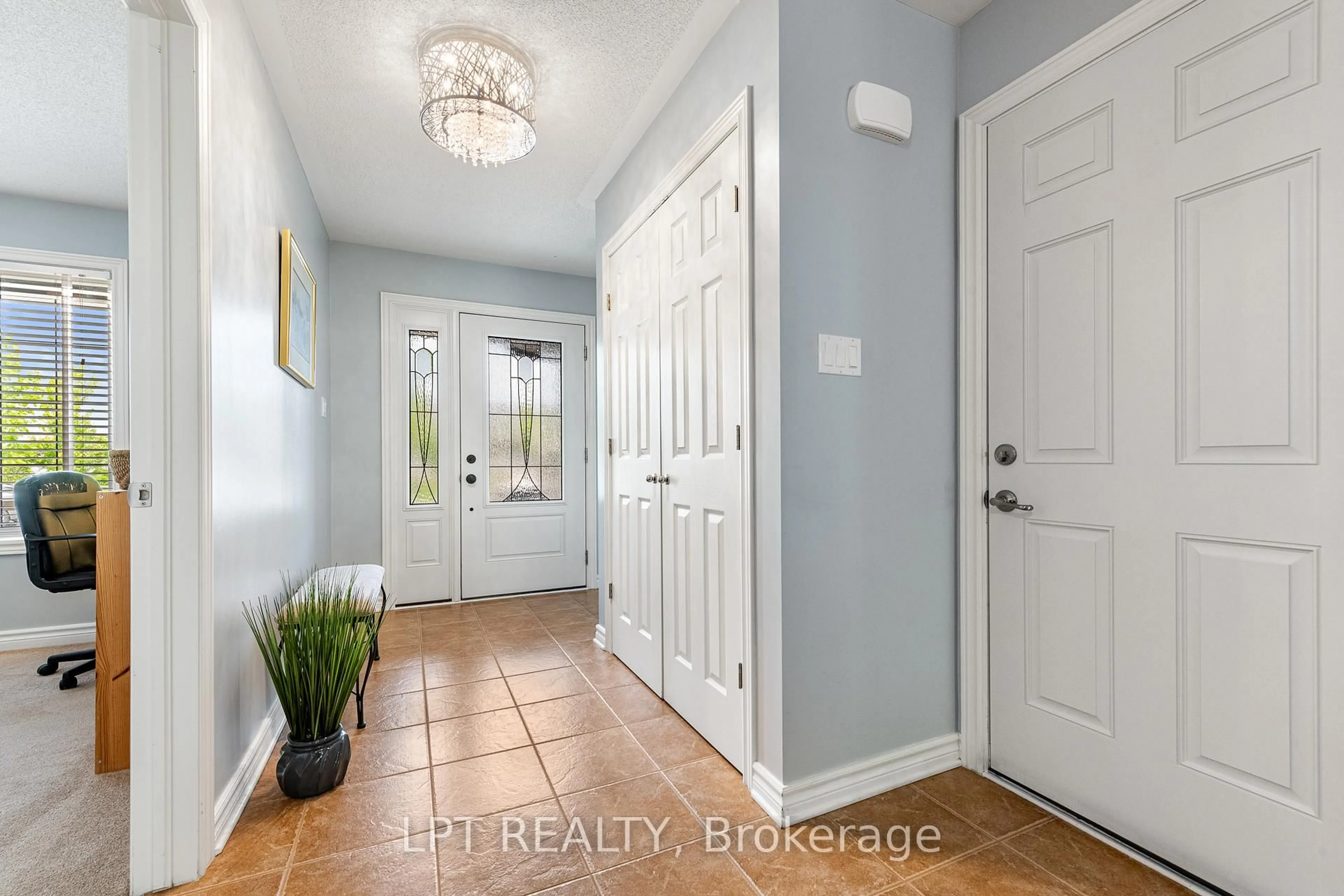 Indoor entryway for 420 Honeyborne St, Almonte Ontario K0A 1A0