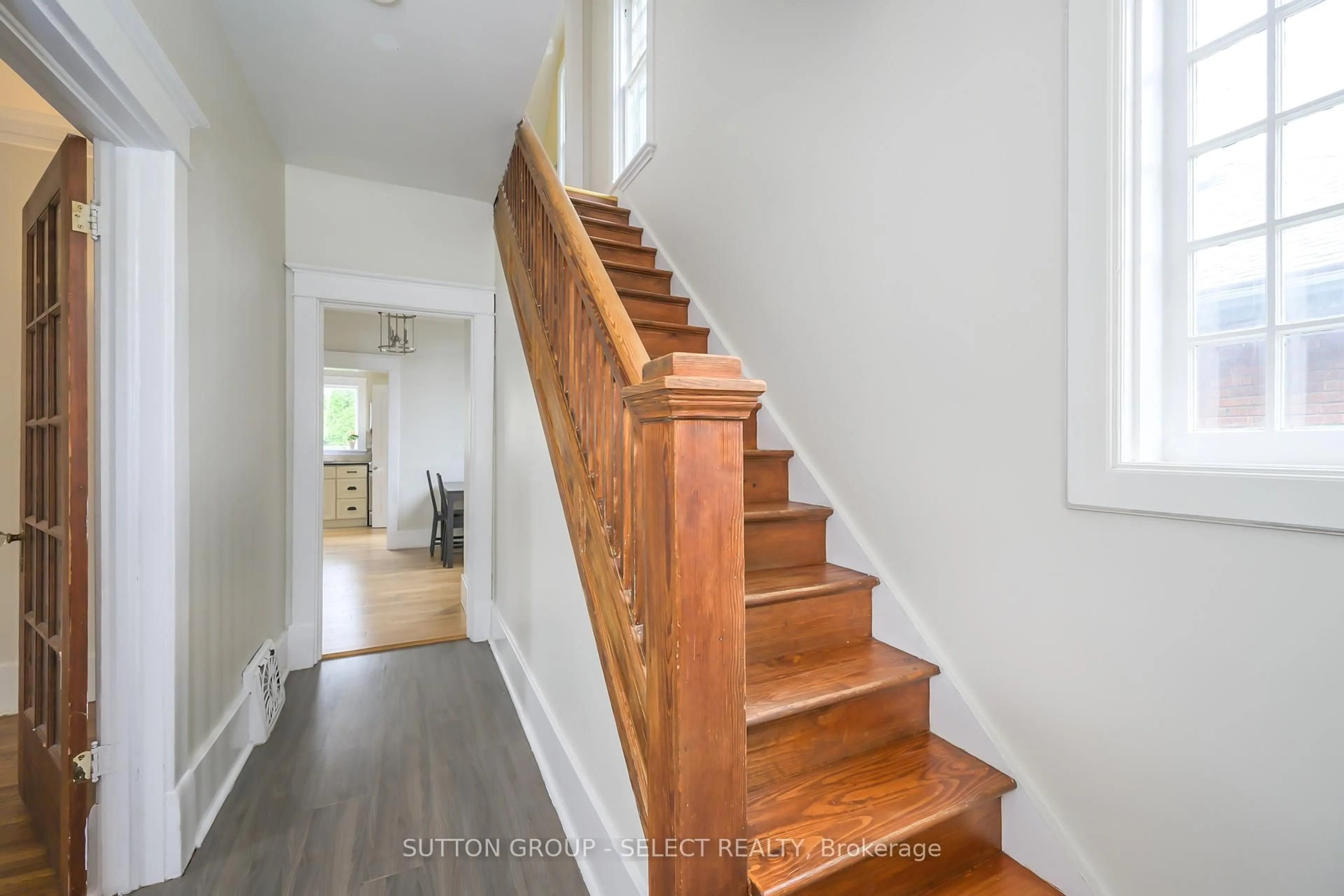 Stairs for 883 WATERLOO St, London East Ontario N6A 3W8