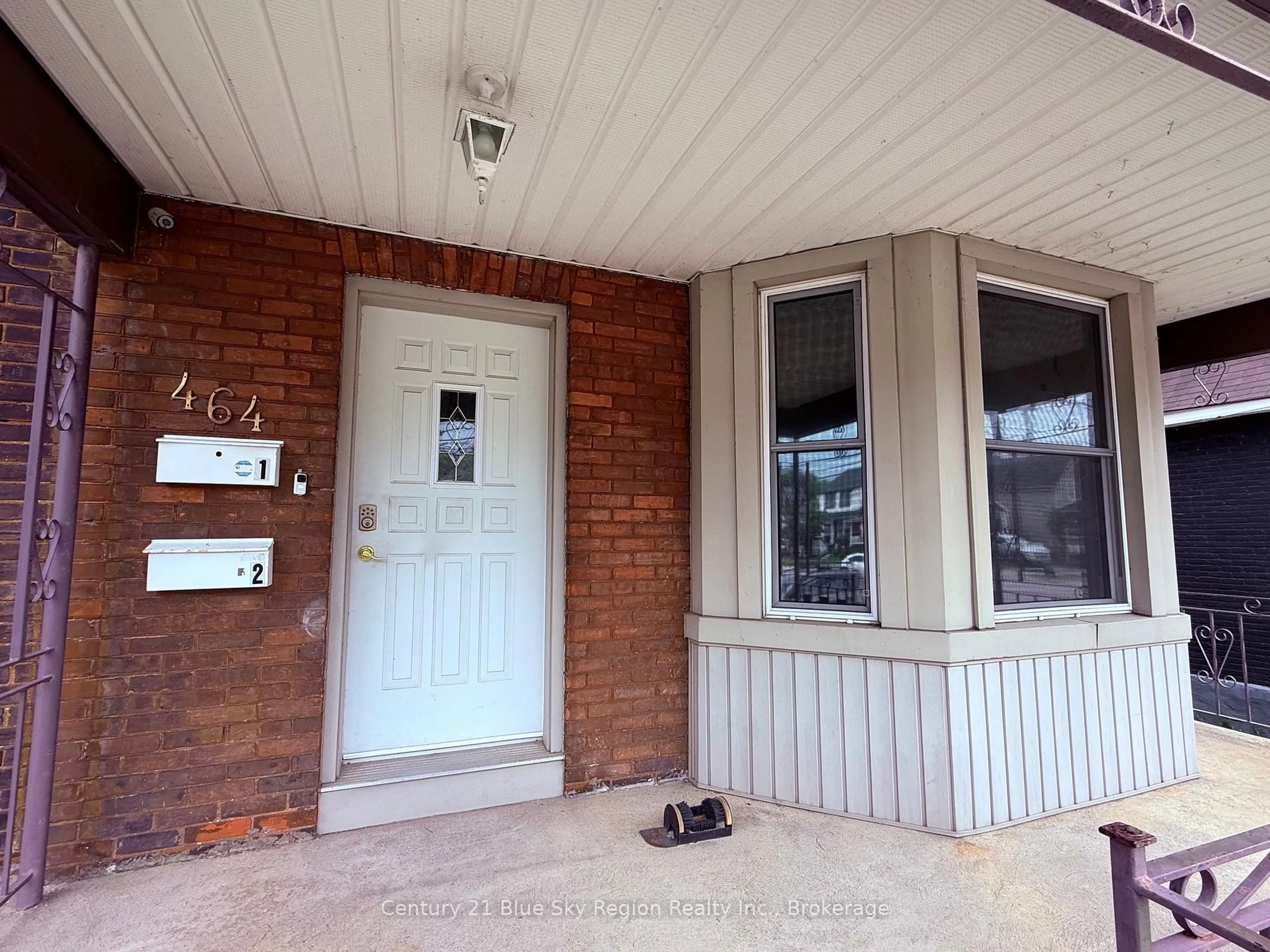 Indoor entryway for 464 First Ave, North Bay Ontario P1B 1K3